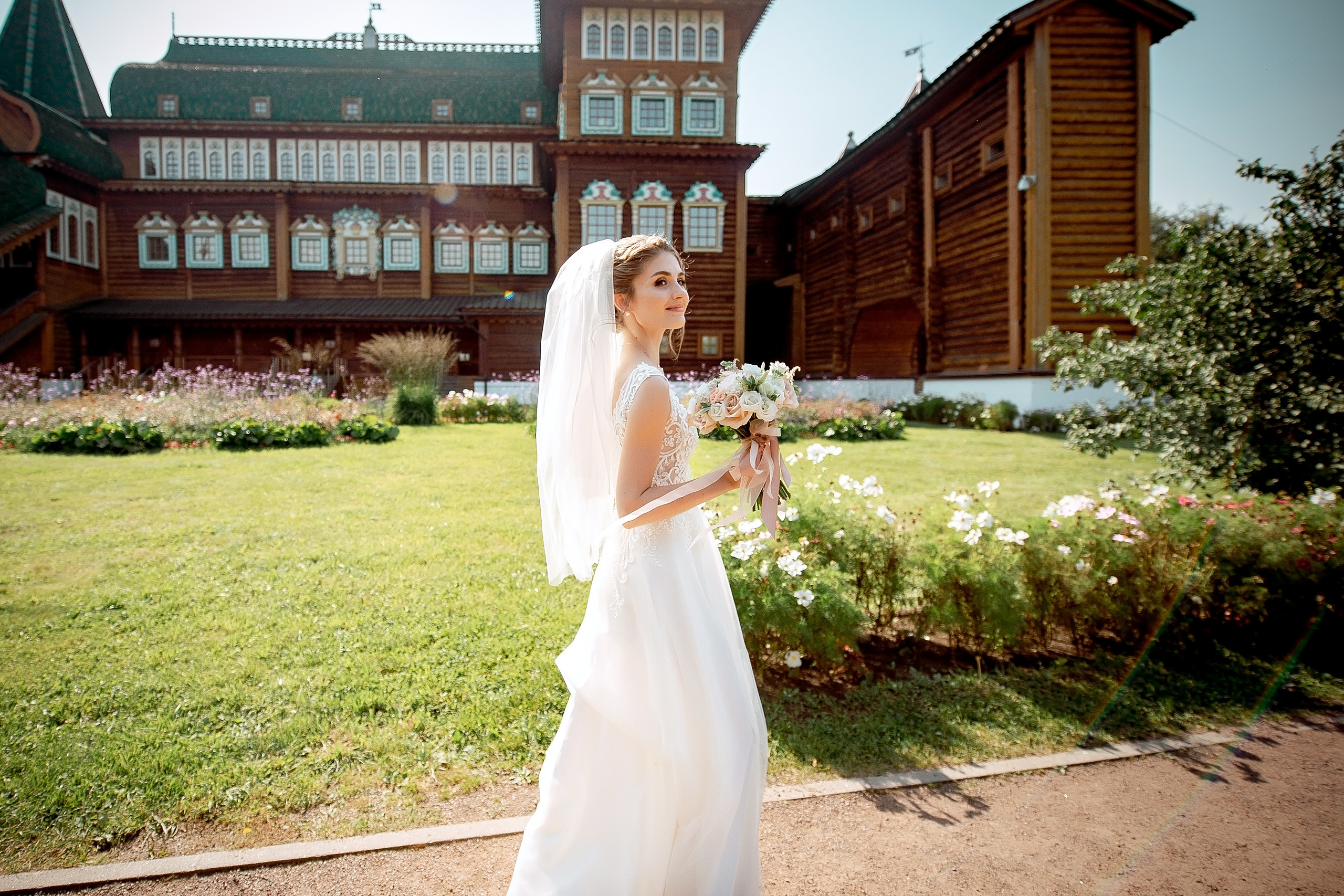 Свадебная фотопрогулка в Коломенском летом. Свадебный и семейный фотограф Виктория Носачёва. Щелково, Москва и МО