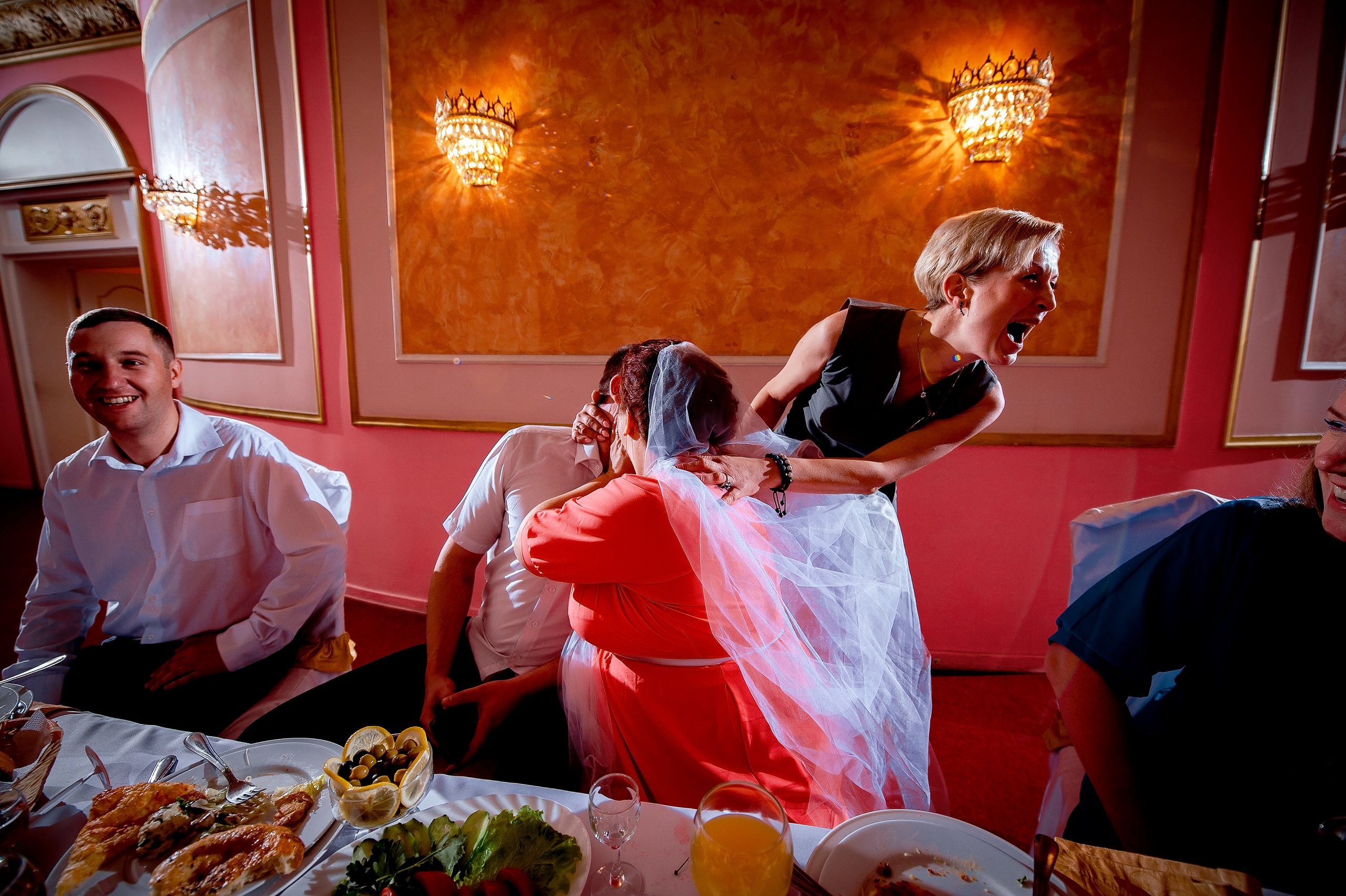 Свадебная фотопрогулка на Черном озере во Фрязино с банкетом в "Загоро. Свадебный и семейный фотограф Виктория Носачёва. Щелково, Москва и МО