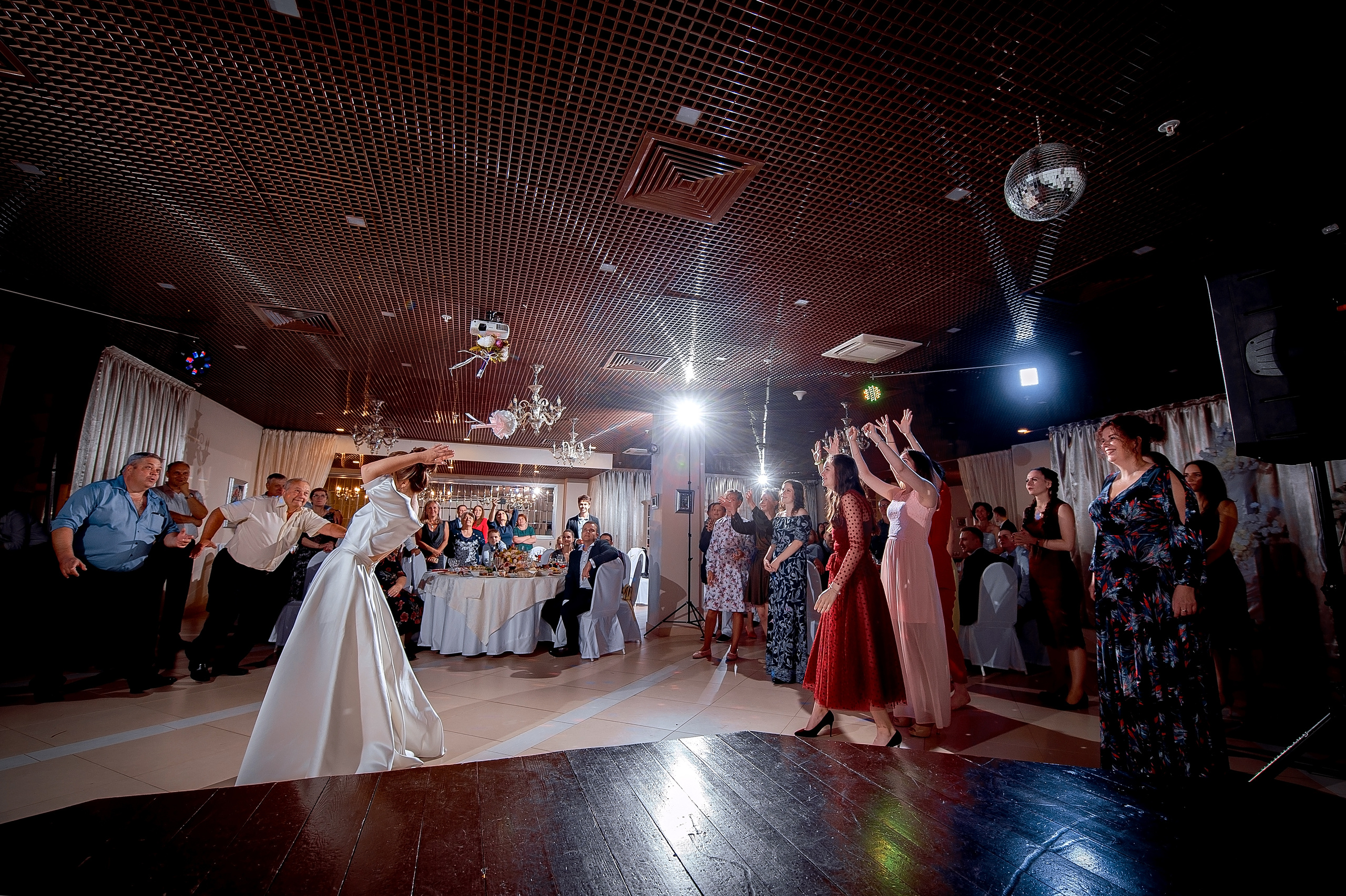 Свадьба с росписью в Дворце царя Алексея Михайловича и банкетом в Кари. Свадебный и семейный фотограф Виктория Носачёва. Щелково, Москва и МО