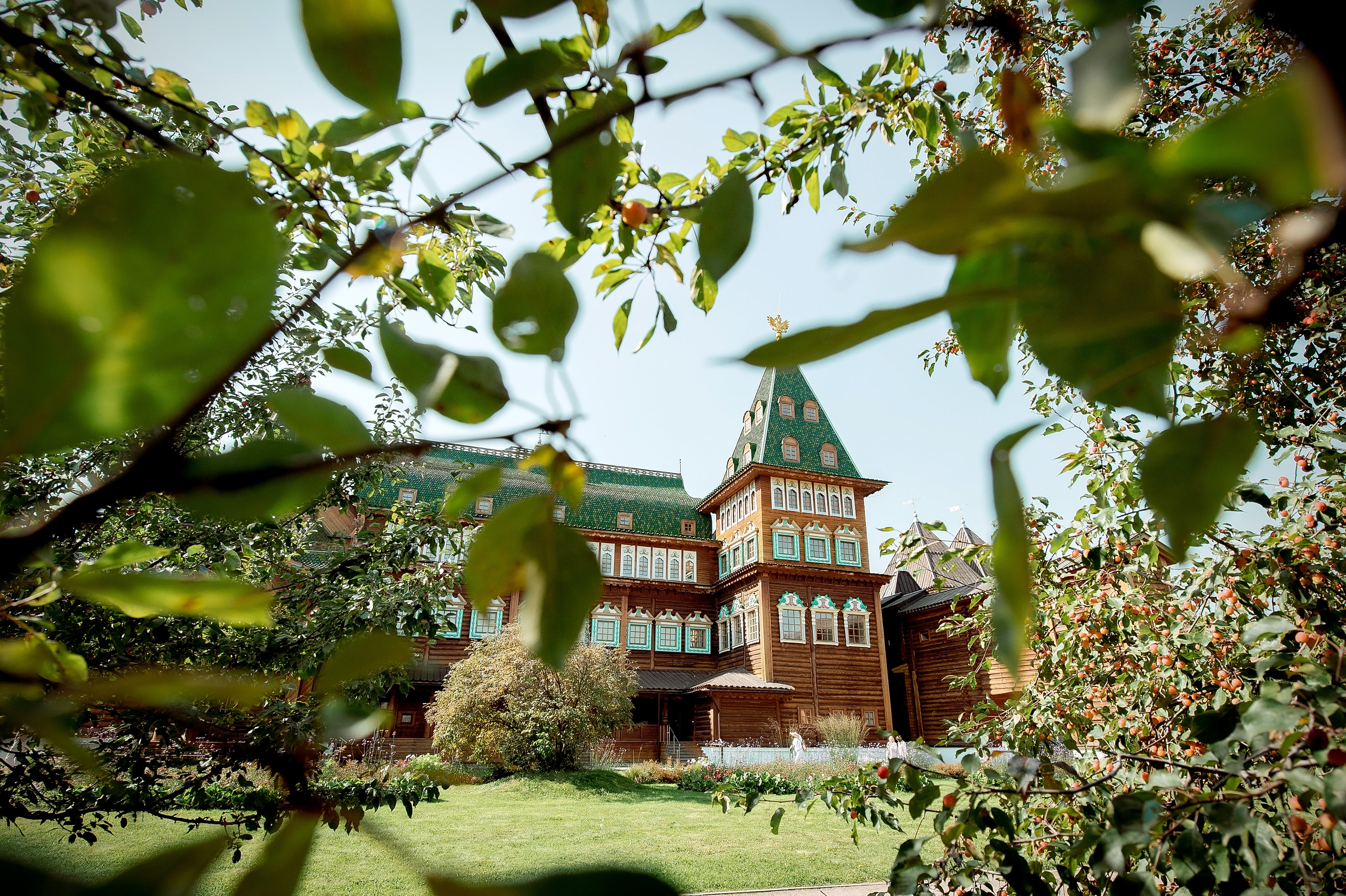 Свадебная фотопрогулка в Коломенском летом. Свадебный и семейный фотограф Виктория Носачёва. Щелково, Москва и МО