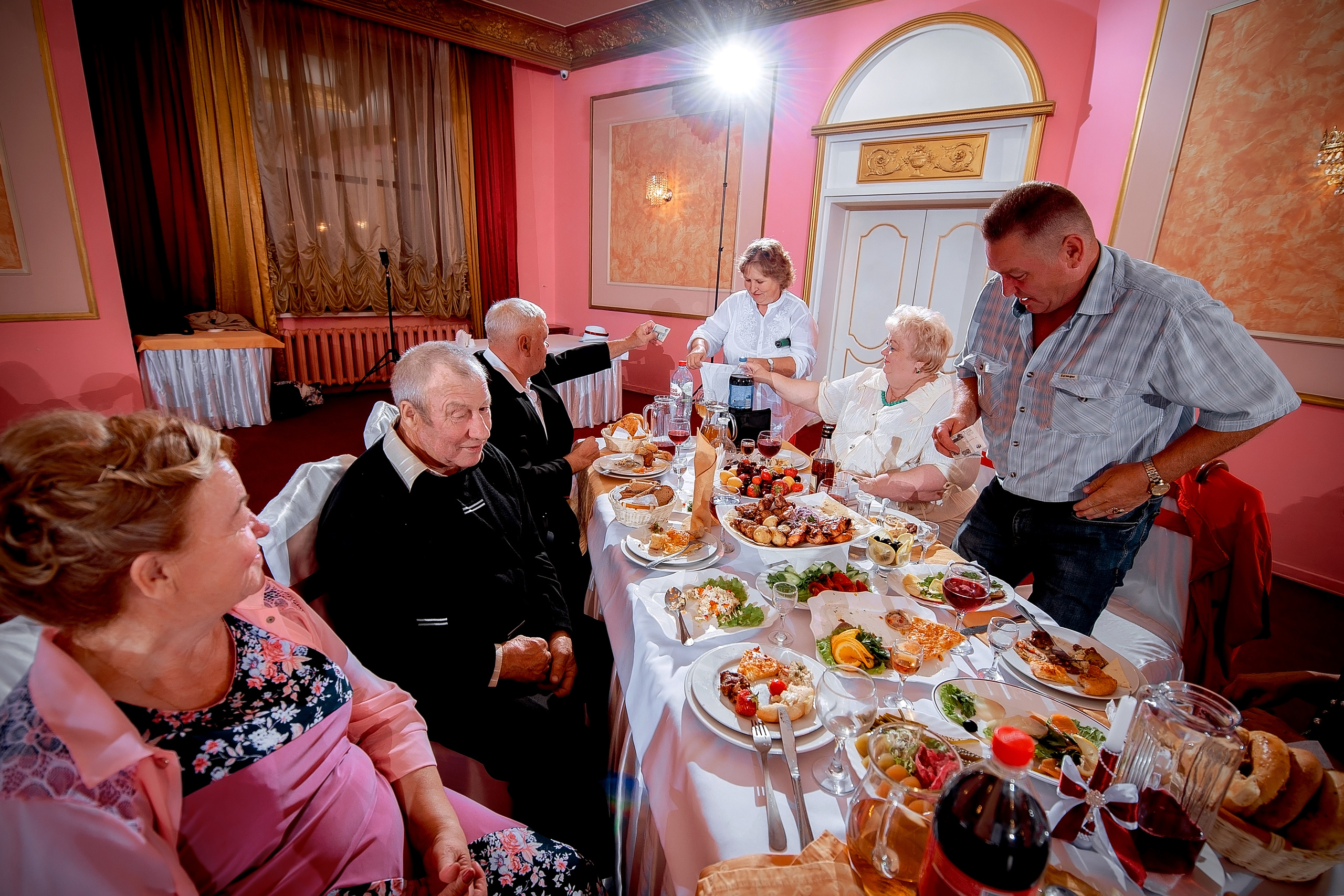 Свадебная фотопрогулка на Черном озере во Фрязино с банкетом в "Загоро. Свадебный и семейный фотограф Виктория Носачёва. Щелково, Москва и МО