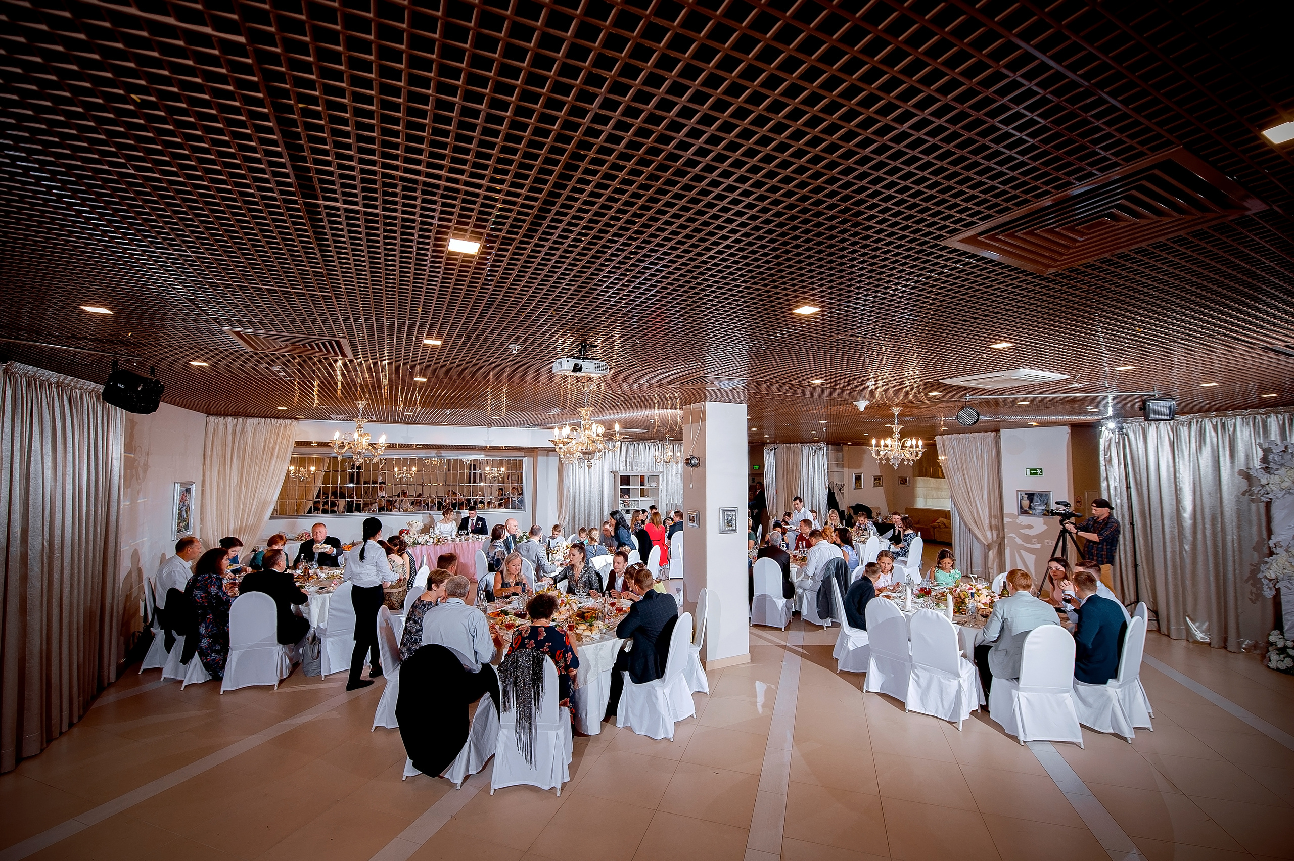 Свадьба с росписью в Дворце царя Алексея Михайловича и банкетом в Кари. Свадебный и семейный фотограф Виктория Носачёва. Щелково, Москва и МО