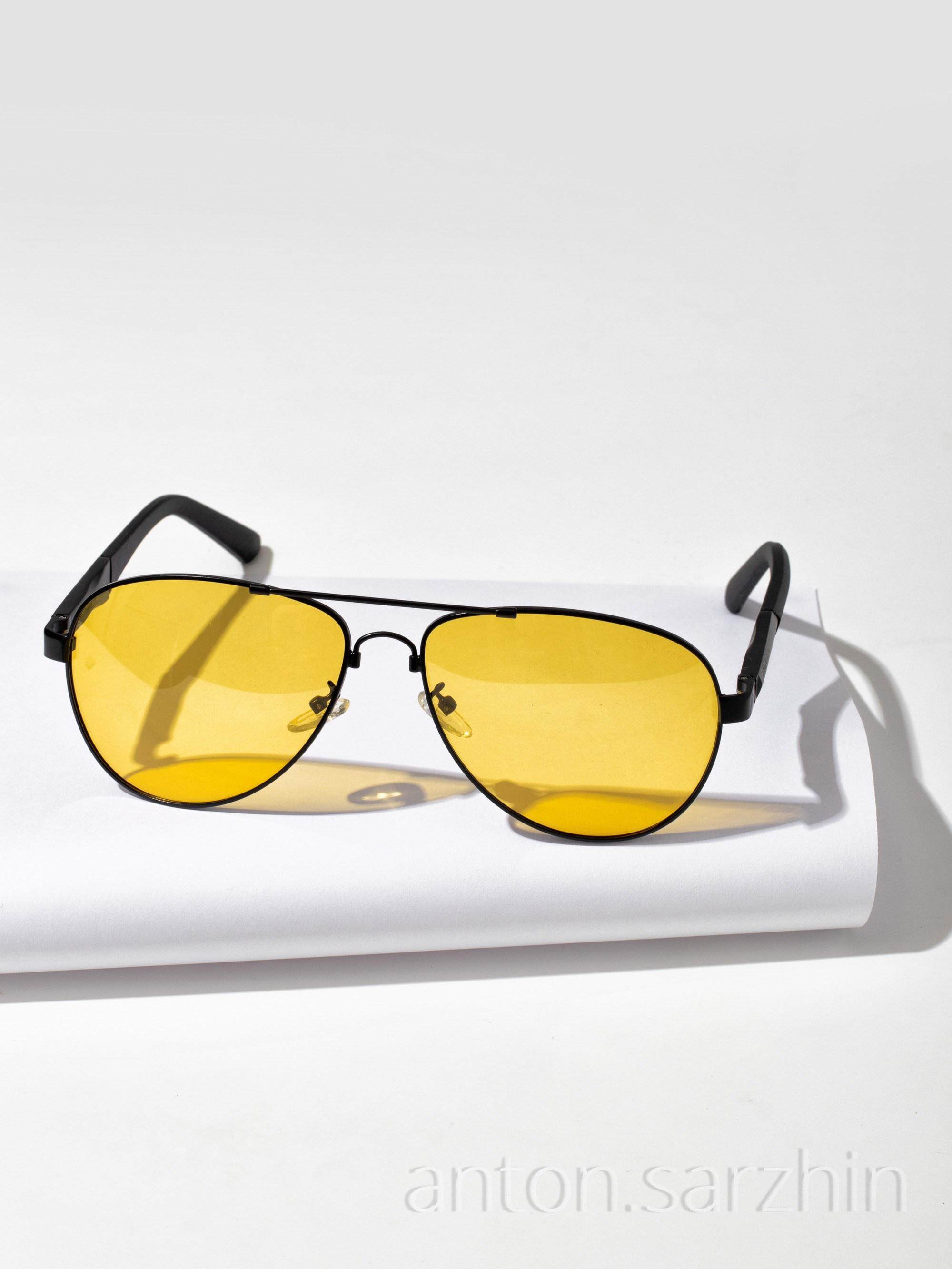 Предметная съемка очков на листе бумаги