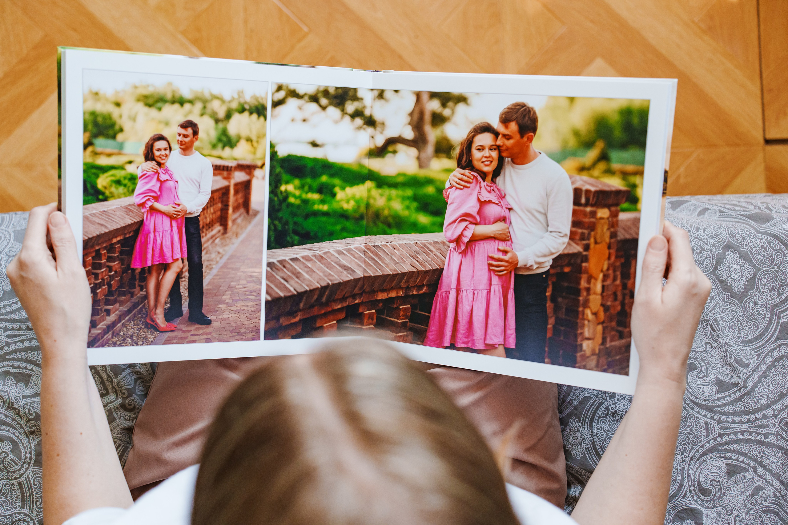 Дизайн фотокниги в Ростове-на-Дону | Разворот фотосессии беременности в Олд Хаус | Фотограф Андрей Сайфутдинов