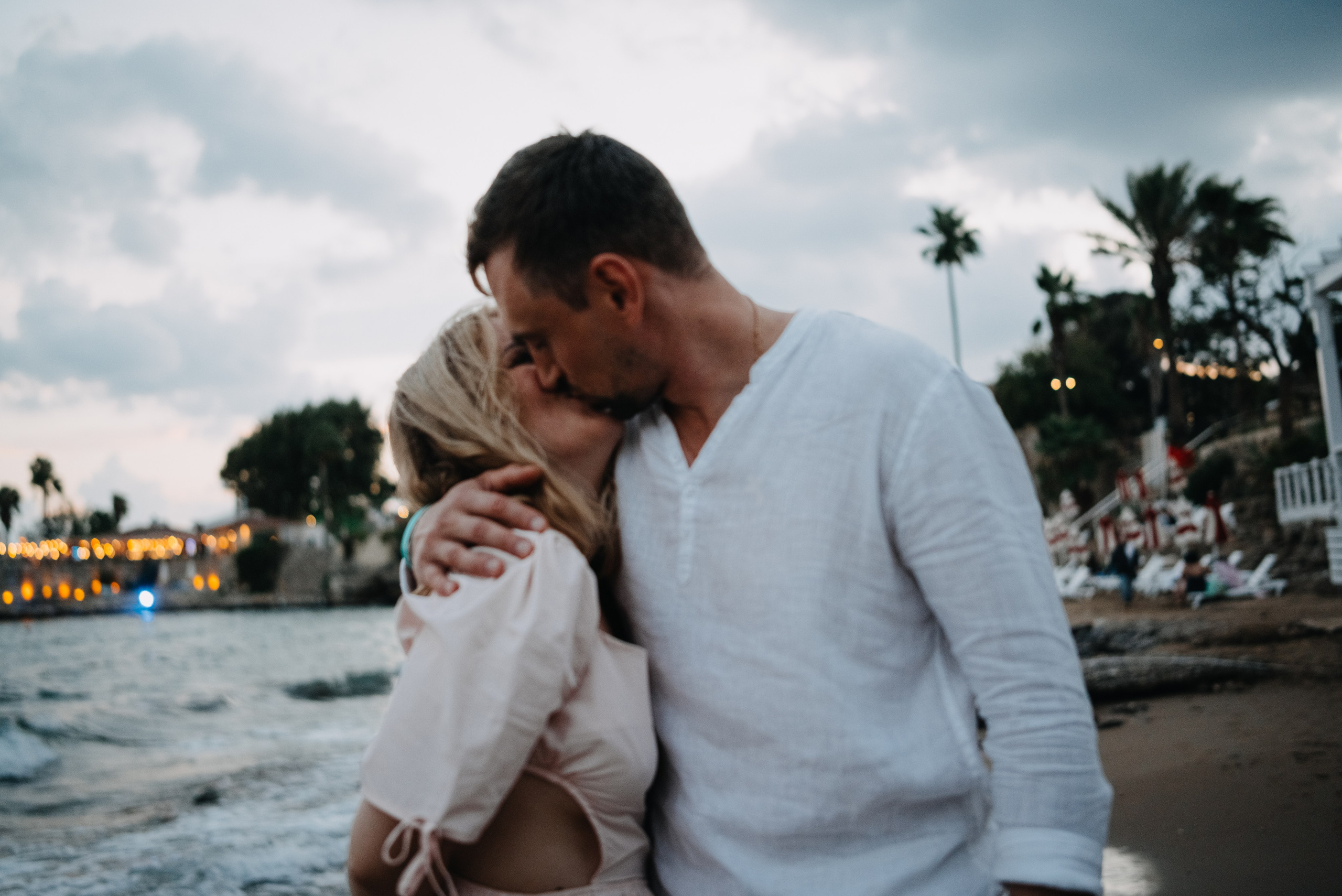 Съемка пары на море. Портретный и свадебный фотограф в Тбилиси • xeniqo