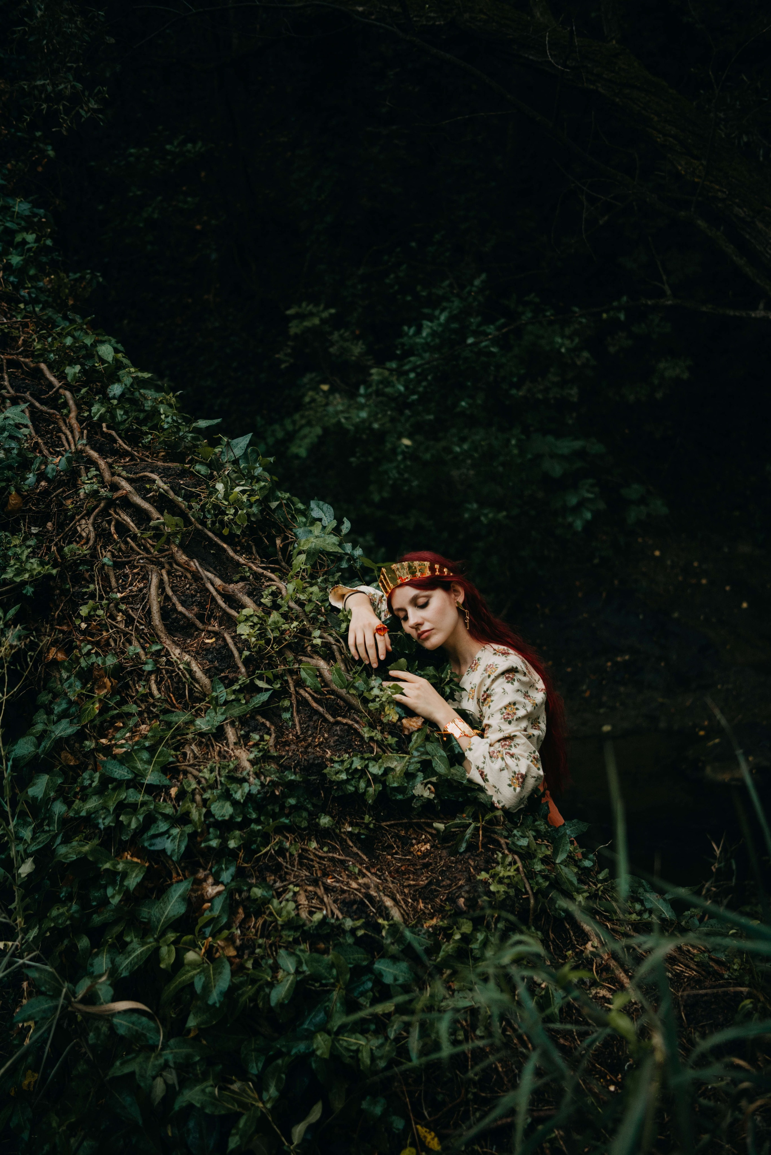 Съемка для бренда славянских украшений в лесу. Портретный и свадебный фотограф в Тбилиси • xeniqo