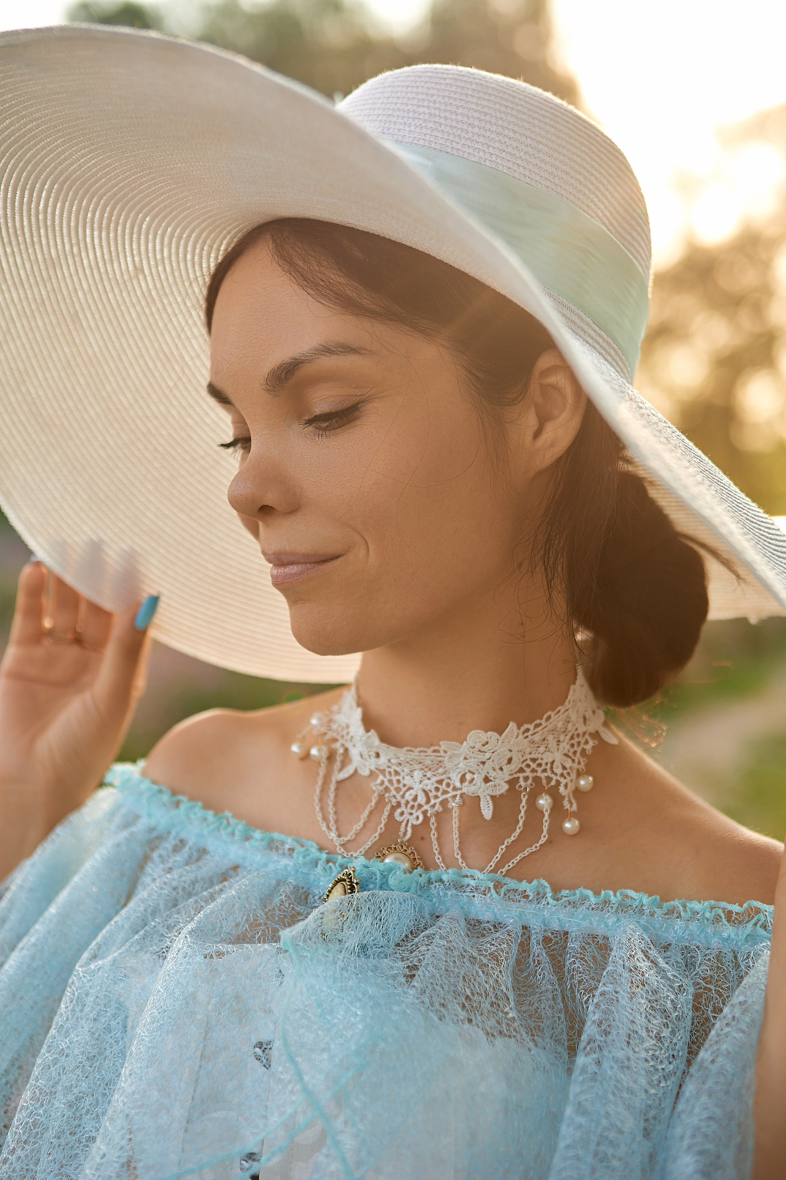 Крупный портрет девушки в белой шляпе и винтажном образе