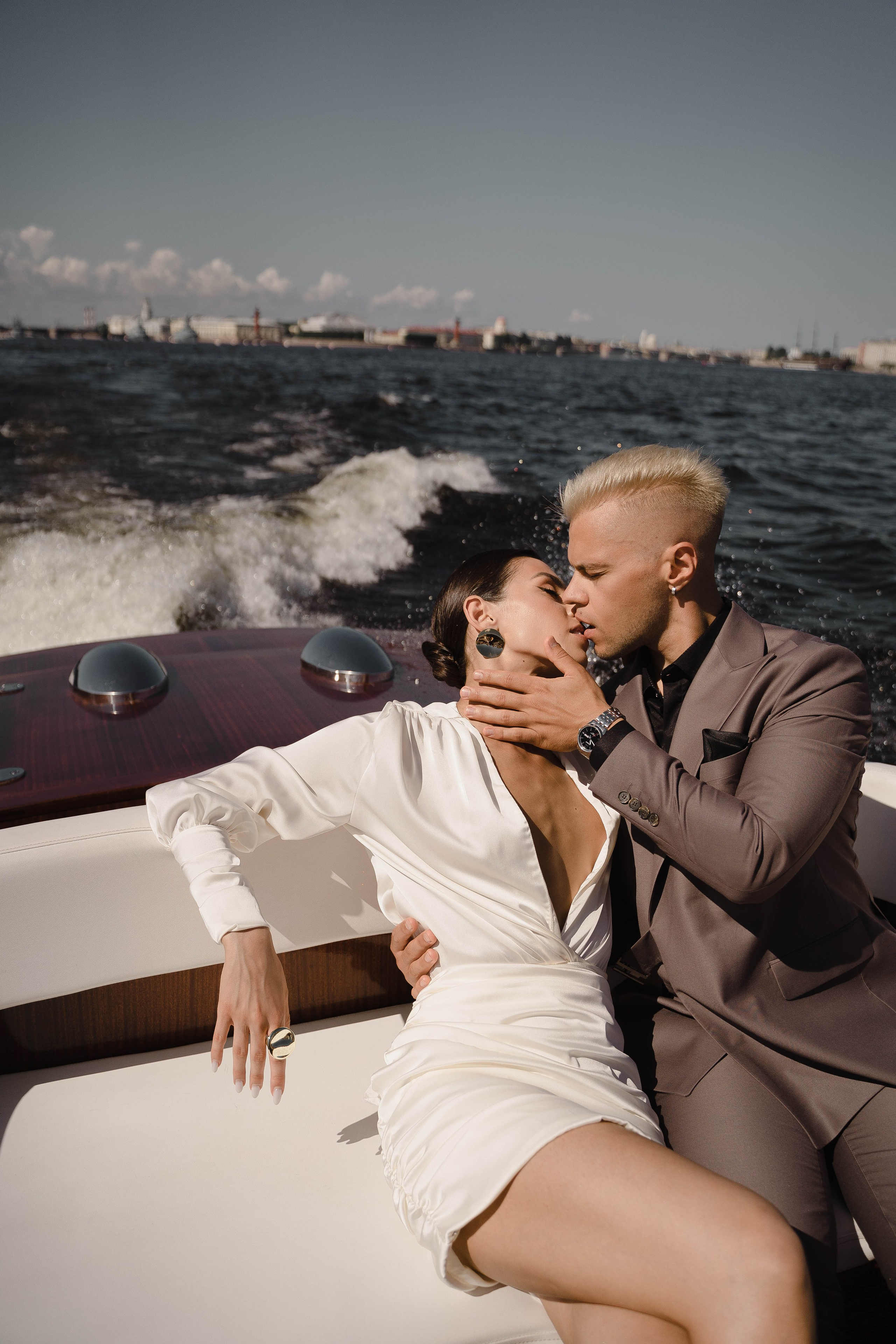 Прогулка на катере. Свадебный фотограф Казань Анастасия Доле