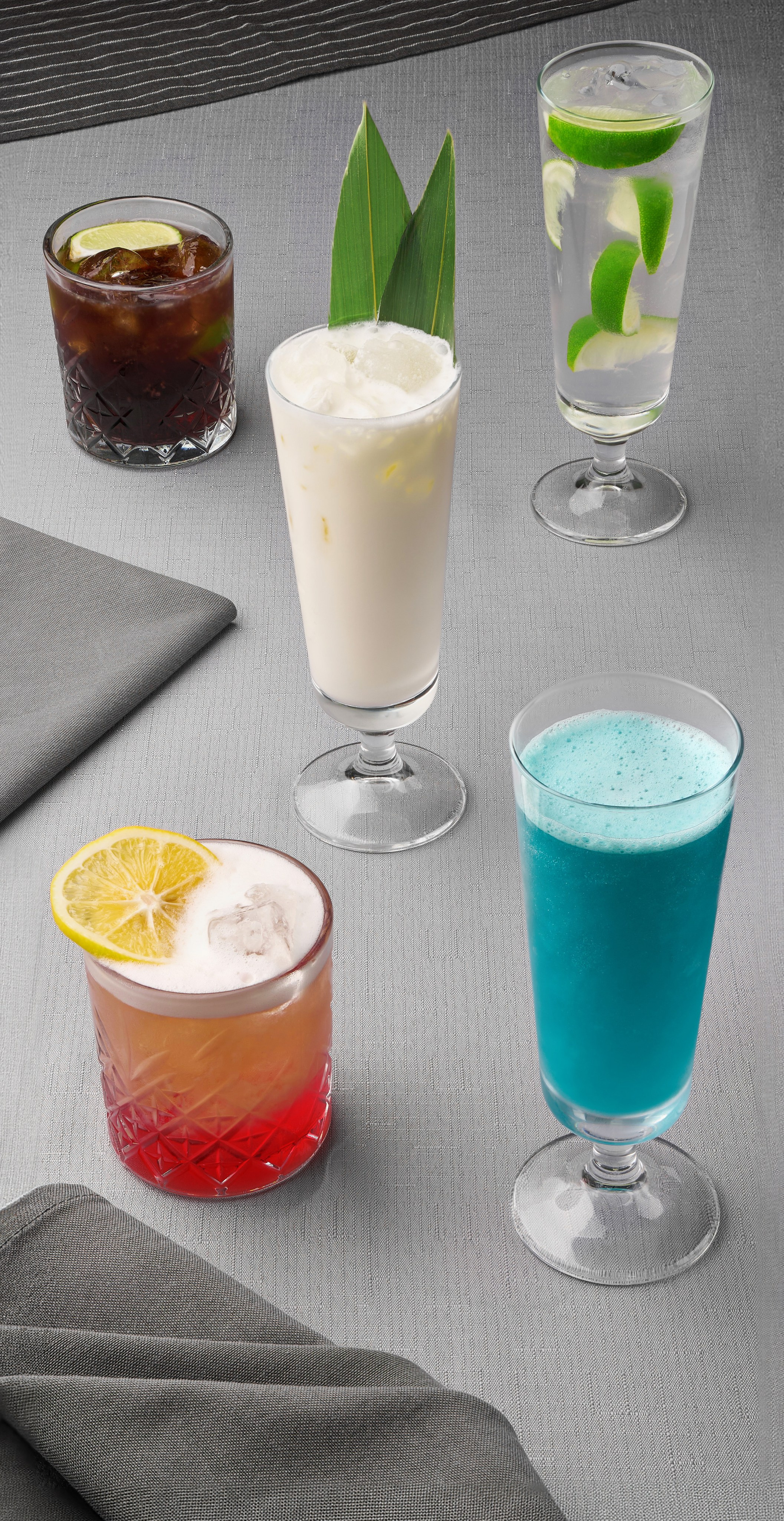 Фотосъёмка барных коктейлей для меню ресторана, несколько позиций в одном кадре, композиция под широкий формат разворота