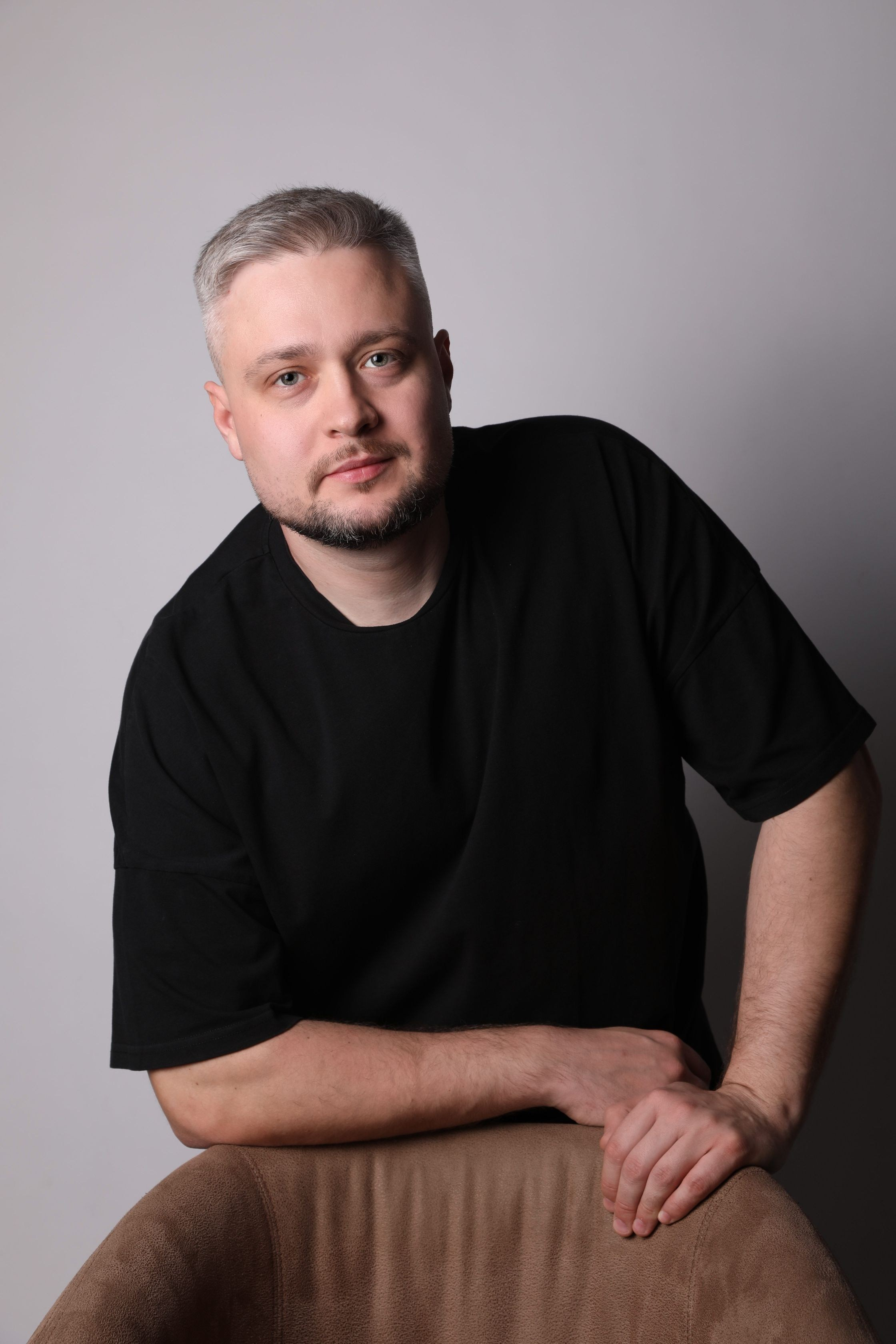 Профессиональная мужская фотосессия в Fotogen: Ваша история в кадре. Интерьерная фотостудия FOTOGEN г. Краснодар