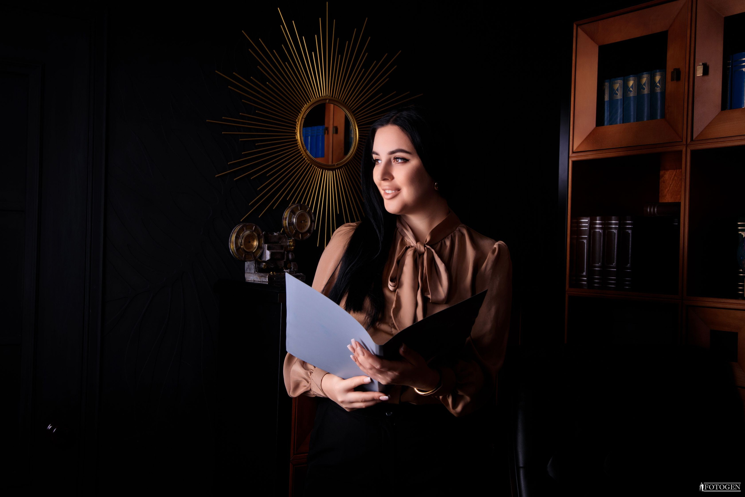 Женский деловой портрет | Бизнес фотосессии от Fotogen. Интерьерная фотостудия FOTOGEN г. Краснодар