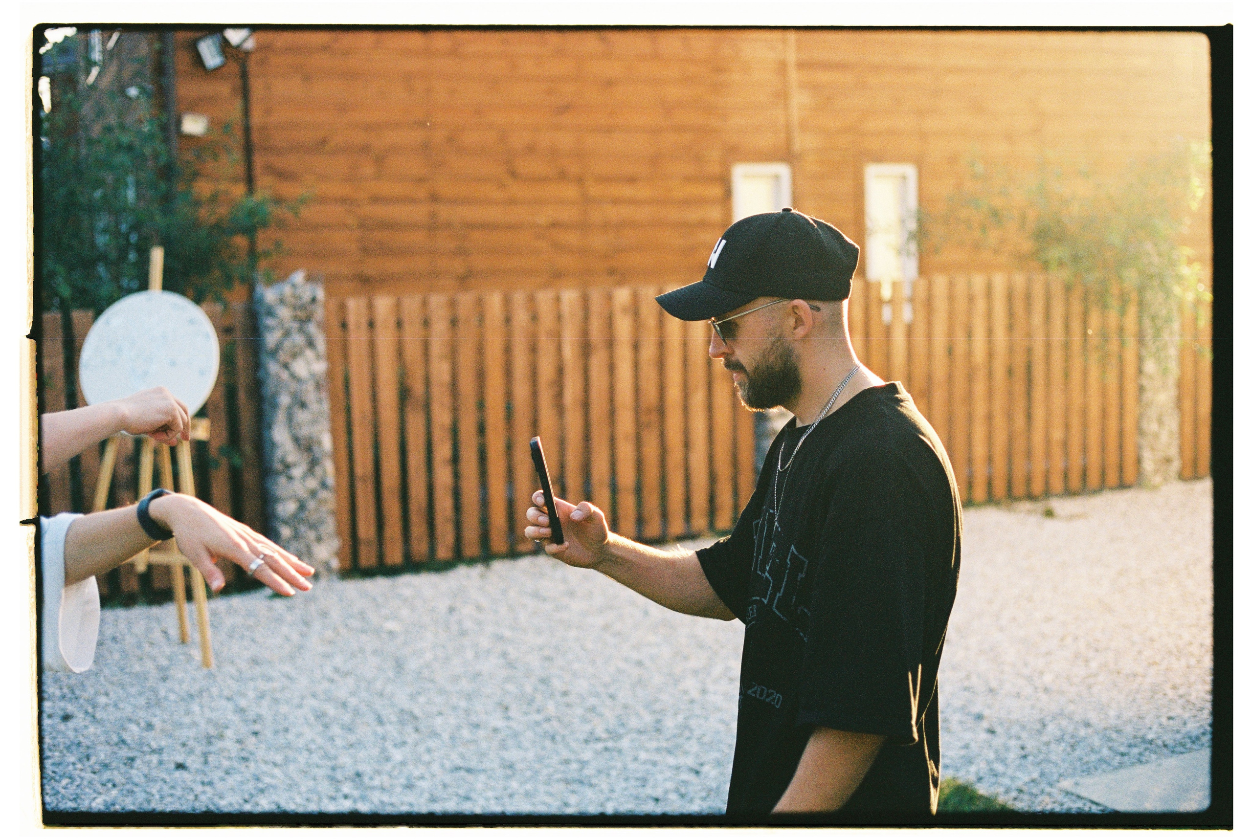 Плюс тридцать градусов на лужайке. Фотограф Андрей Куськало