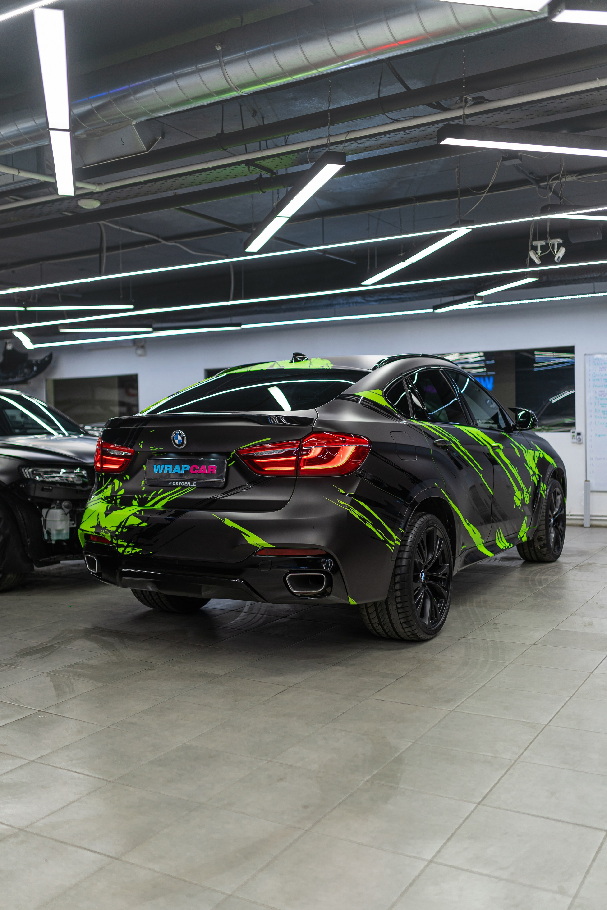 Винилография на BMW X6. Студия дизайна и оклейки авто Barmaley Design