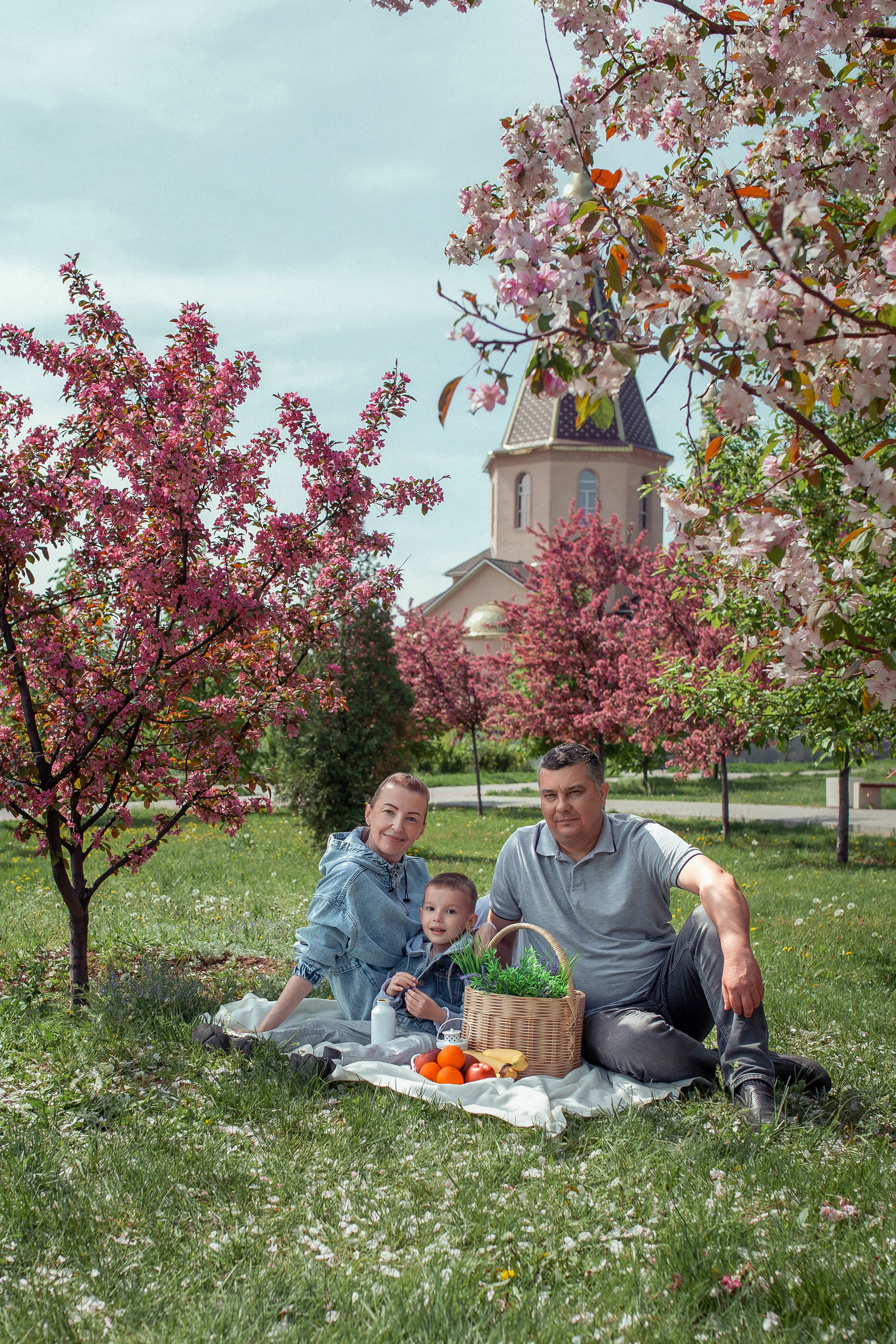 Семья Марии и Антона в весеннем цветении. Фотограф в Волгограде Норченко Светлана