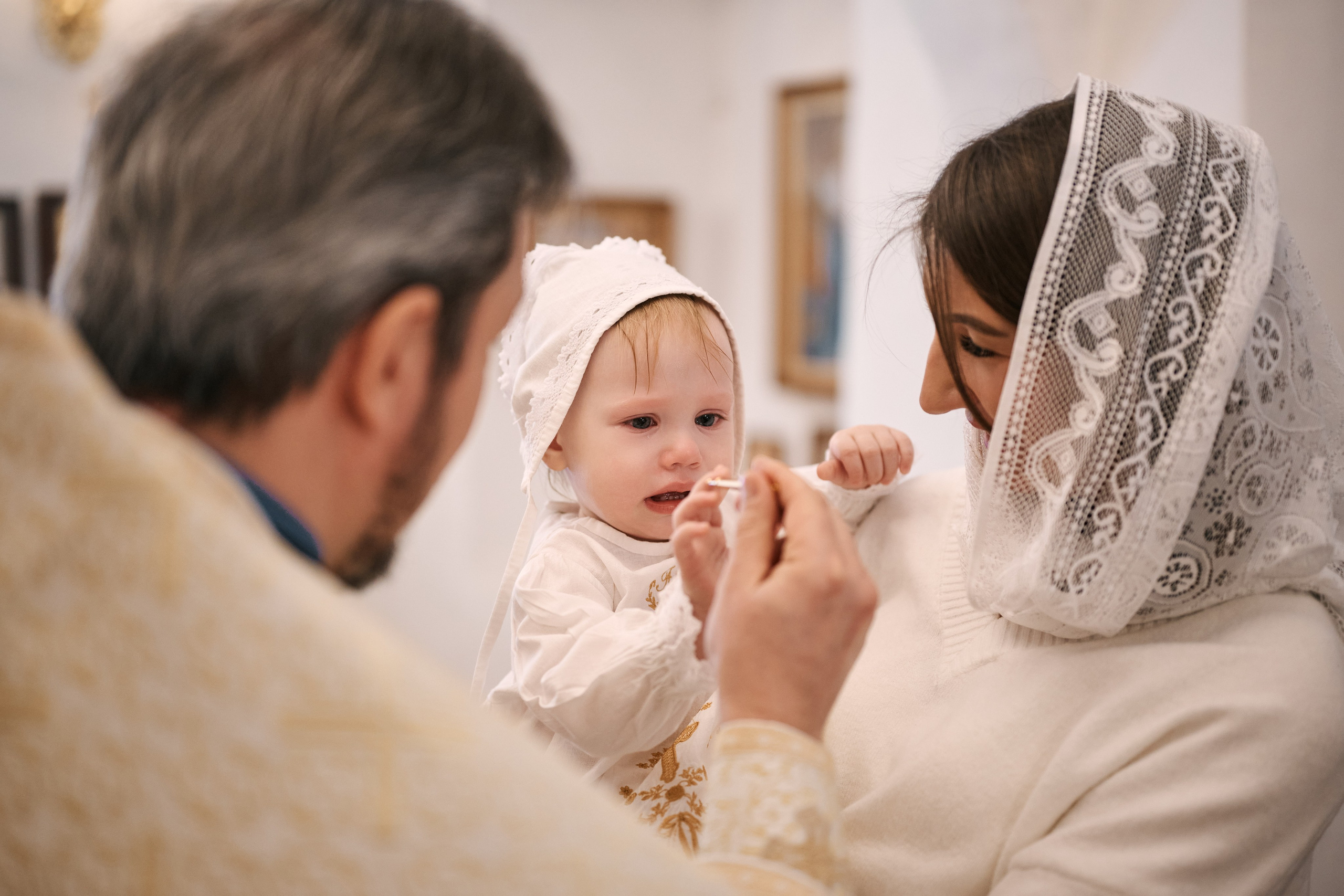 Крещение в храме Преполовения Пятидесятницы во Пскове. Свадебный фотограф Надежда Максимова