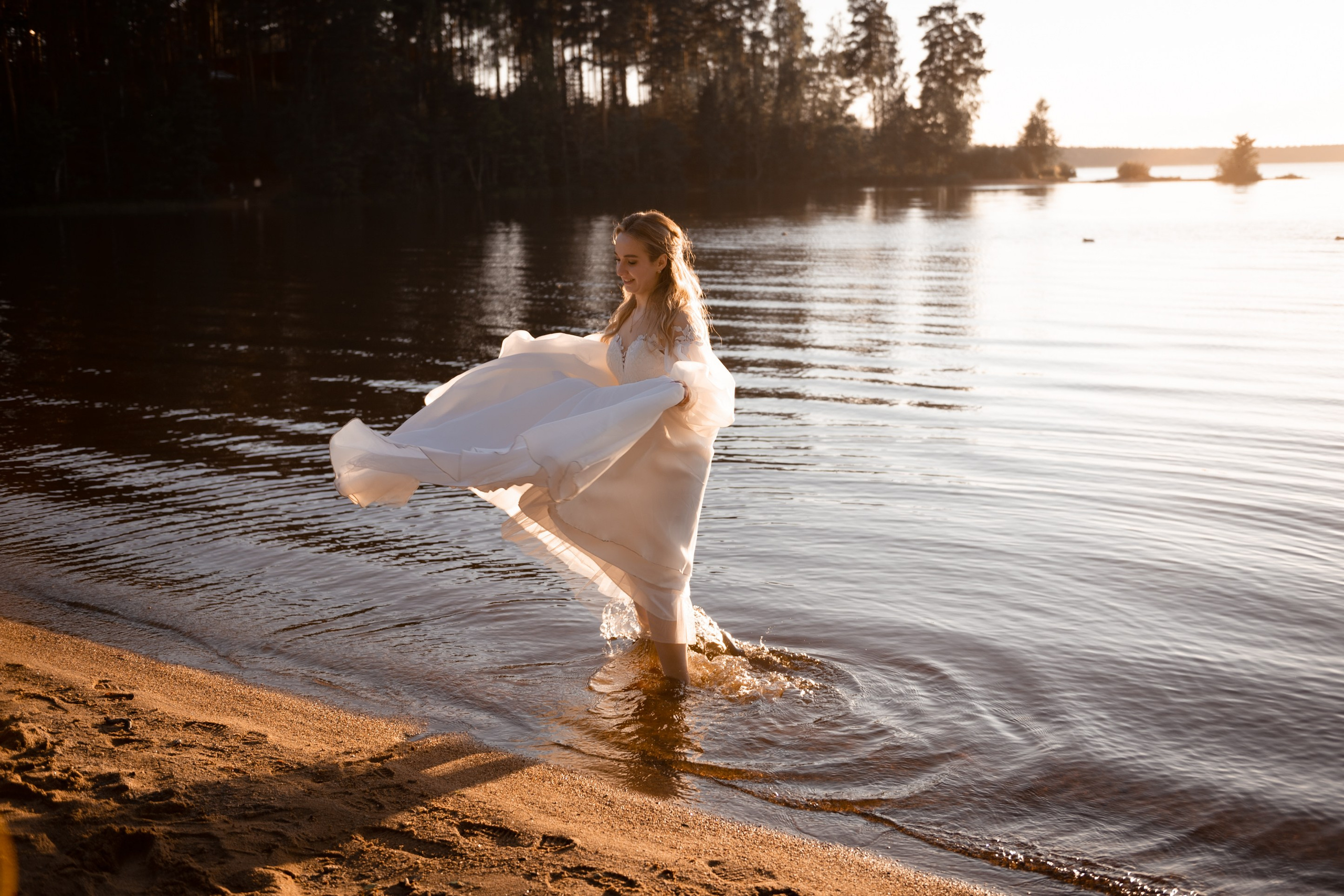 Весь день под дождем, вечером закат на озере. Свадебный и семейный фотограф София Невская