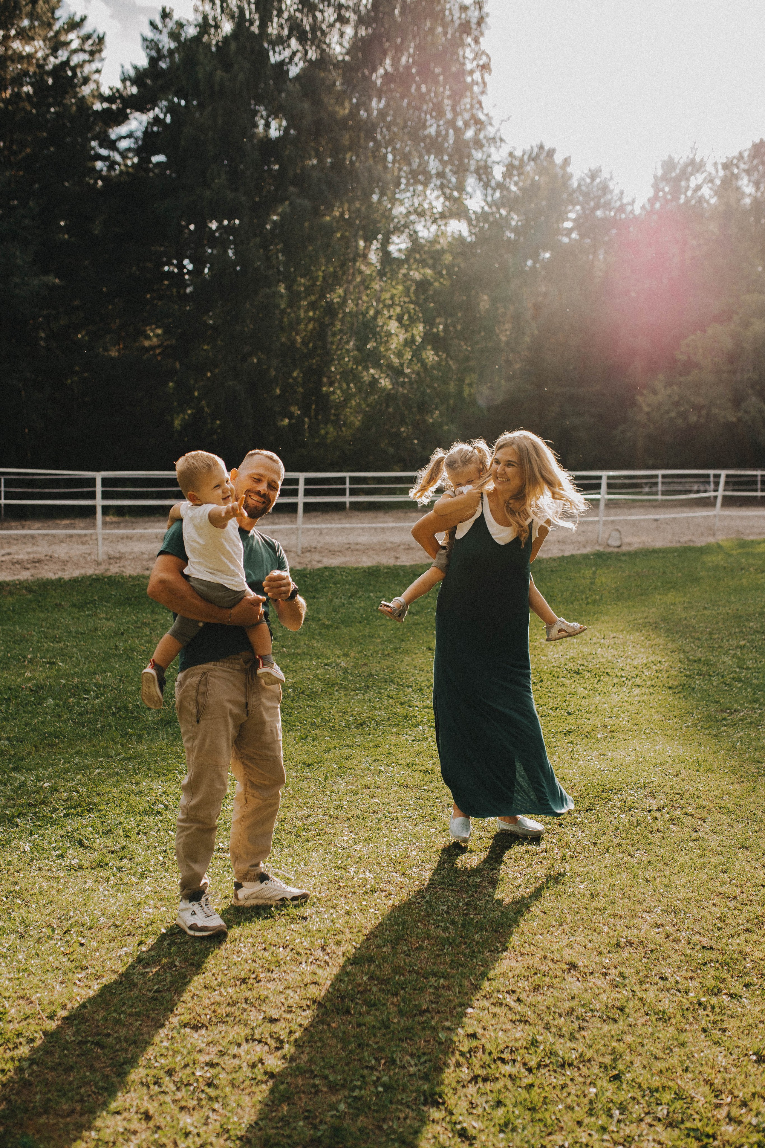 «Ма, па, поехали на лошадок смотреть!». Свадебный фотограф Новосибирск