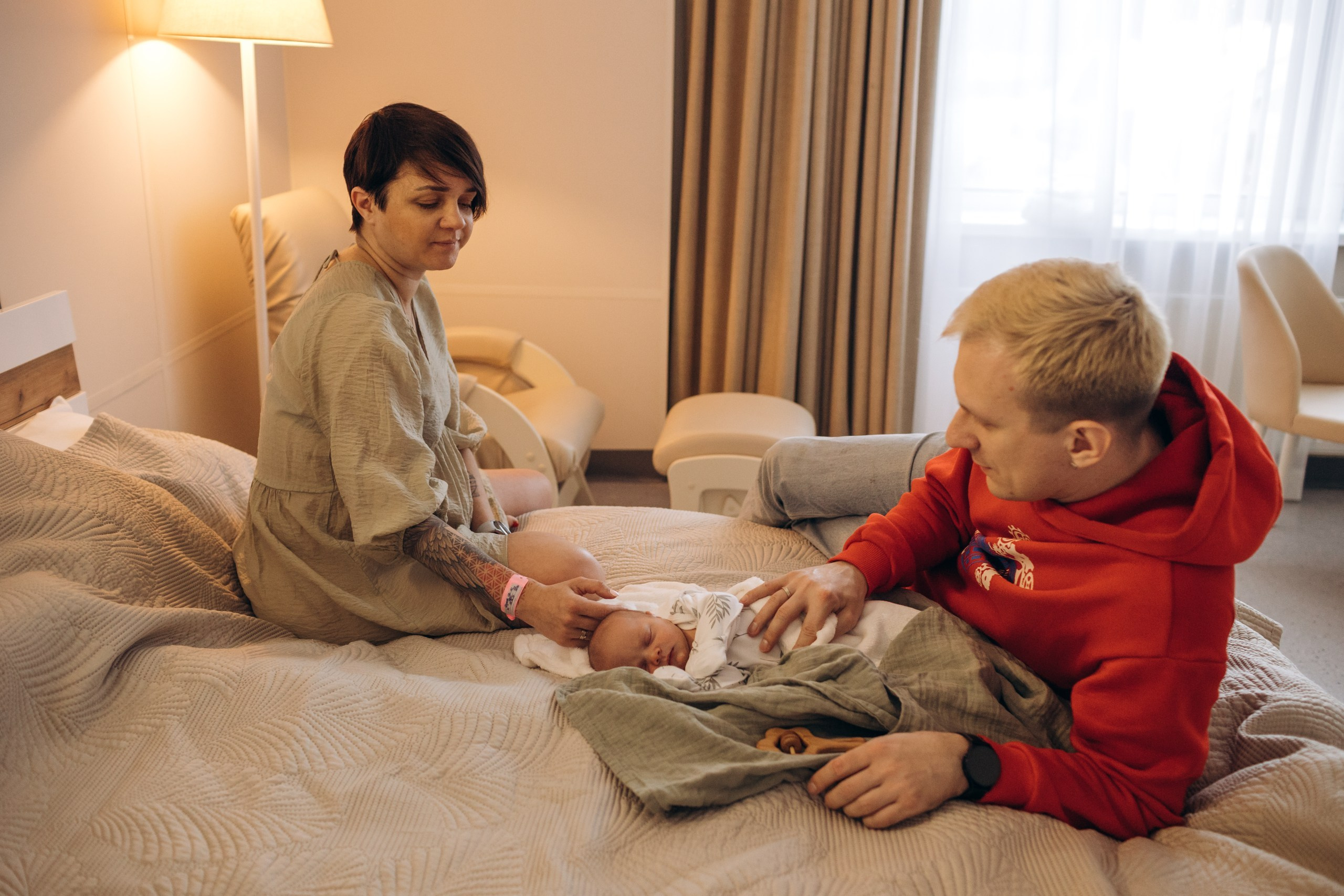 Яся и кулон. Выписка. Фотограф на роды в Санкт-Петербурге Екатерина Сысоева