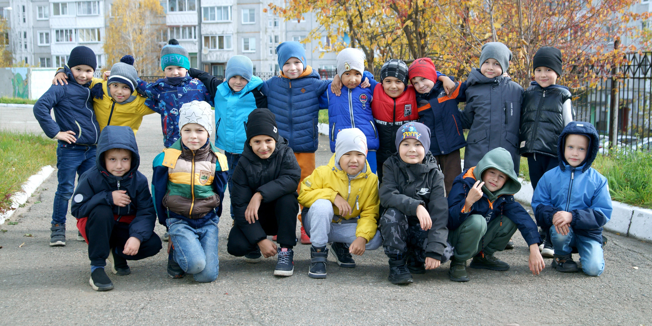Осенняя фотосессия выпускников детского сада - все мальчики