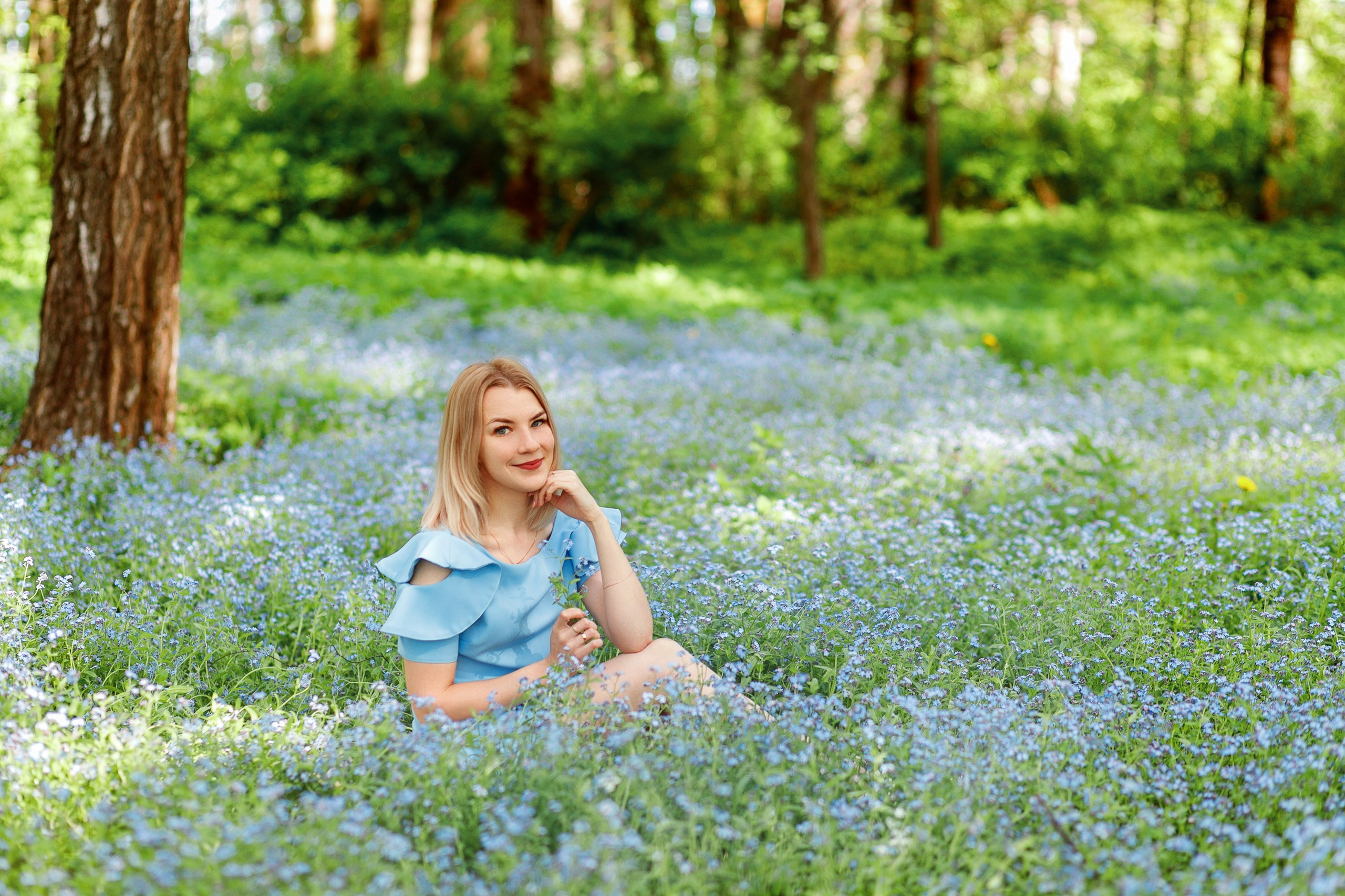 Фотосессия  девушка в голубом платье в парке в  незабудках