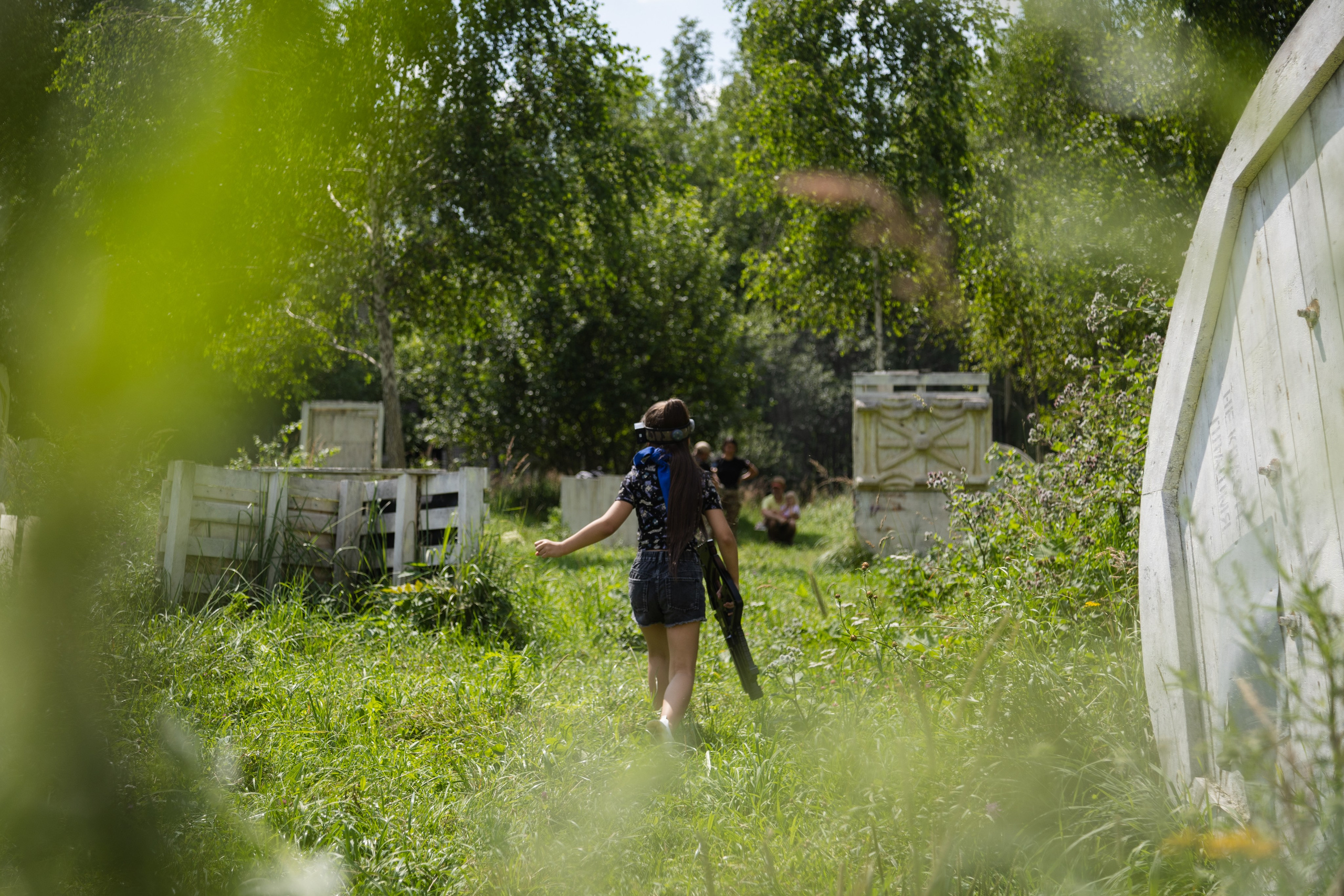 Лазертаг на природе с семьей. Документальный фотограф