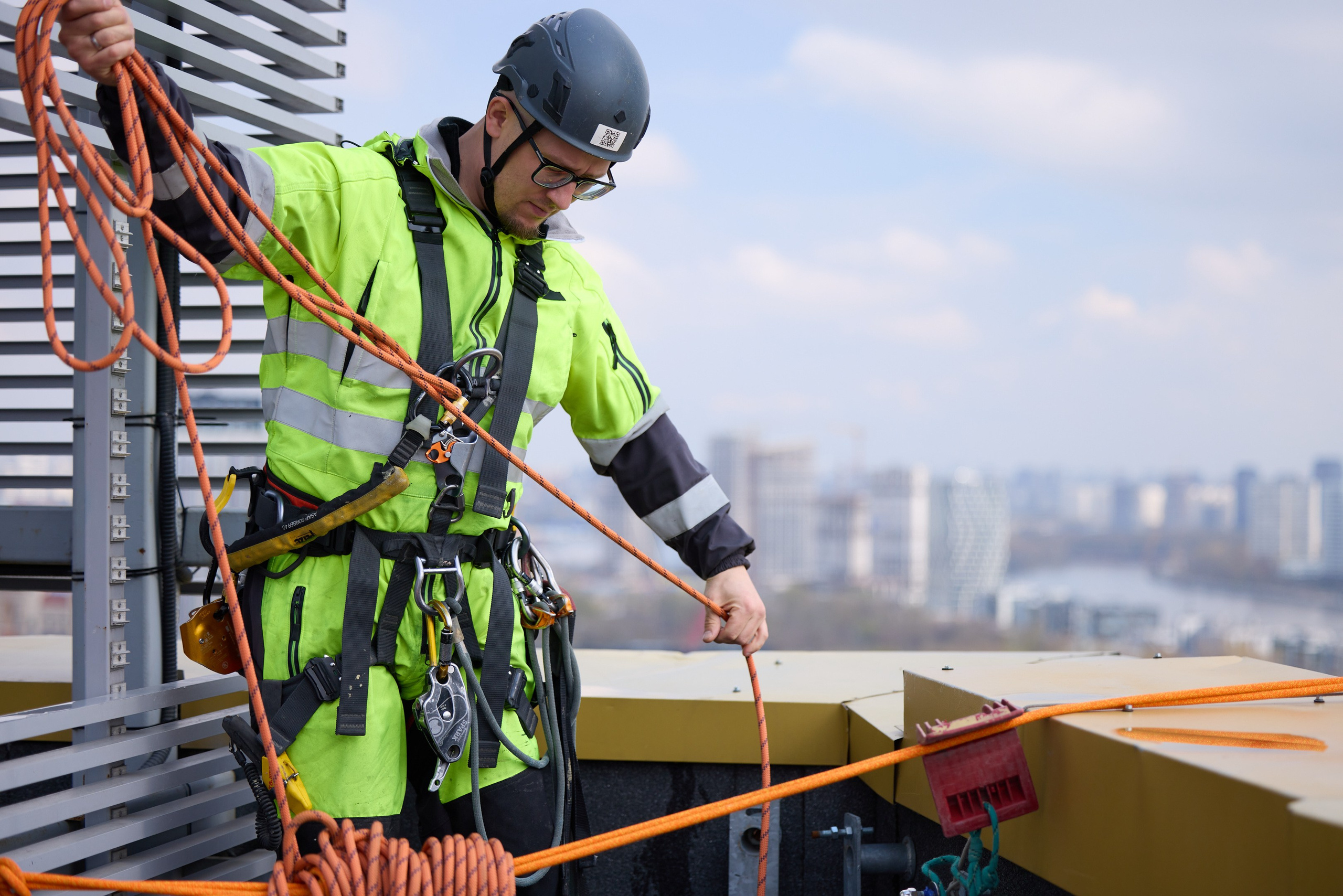 Команда промышленных альпинистов за работой. Андрей Дунин | Предметная, портретная и интерьерная съёмка