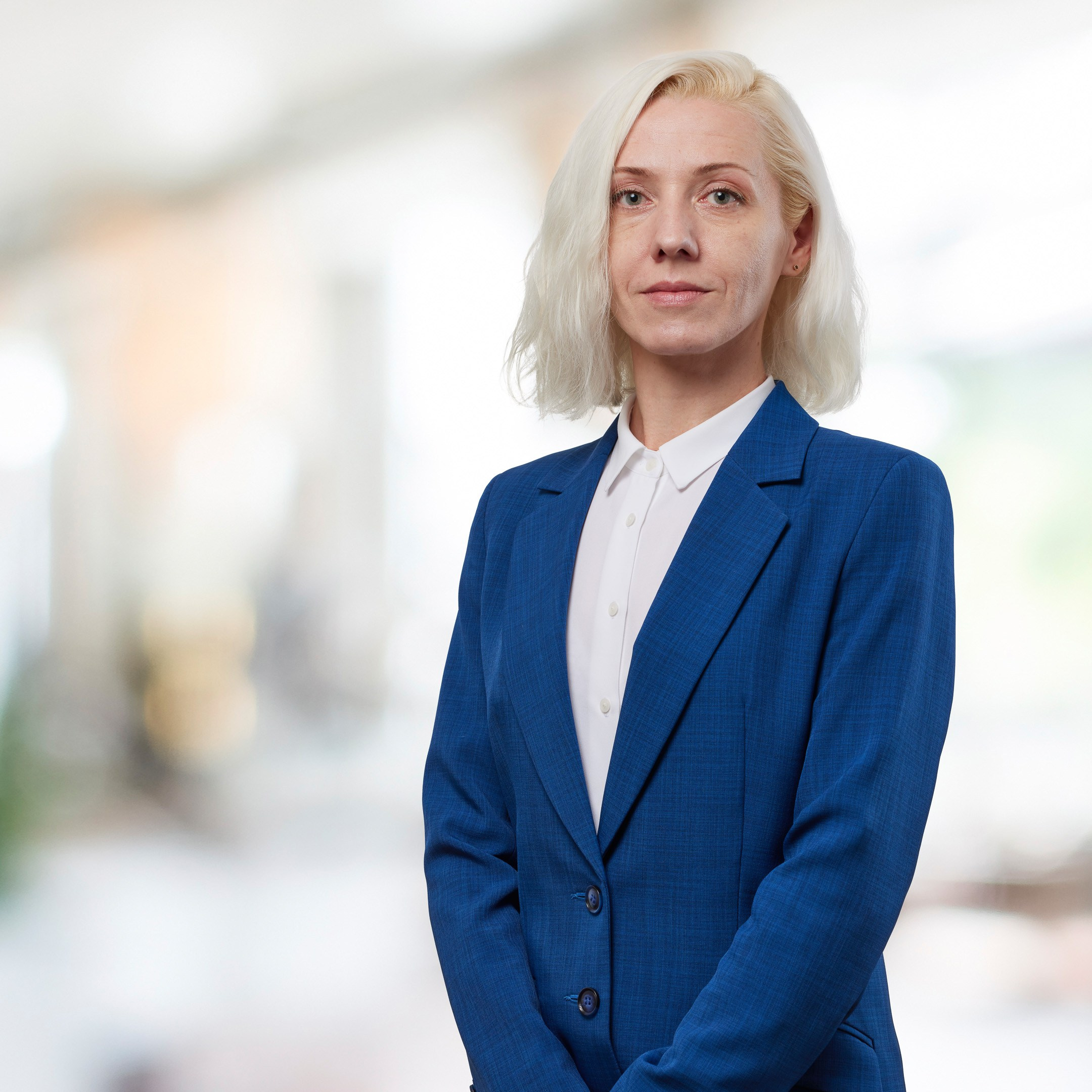 Business portrait of a young woman on a blurred office background - photographer Andrey Dunin