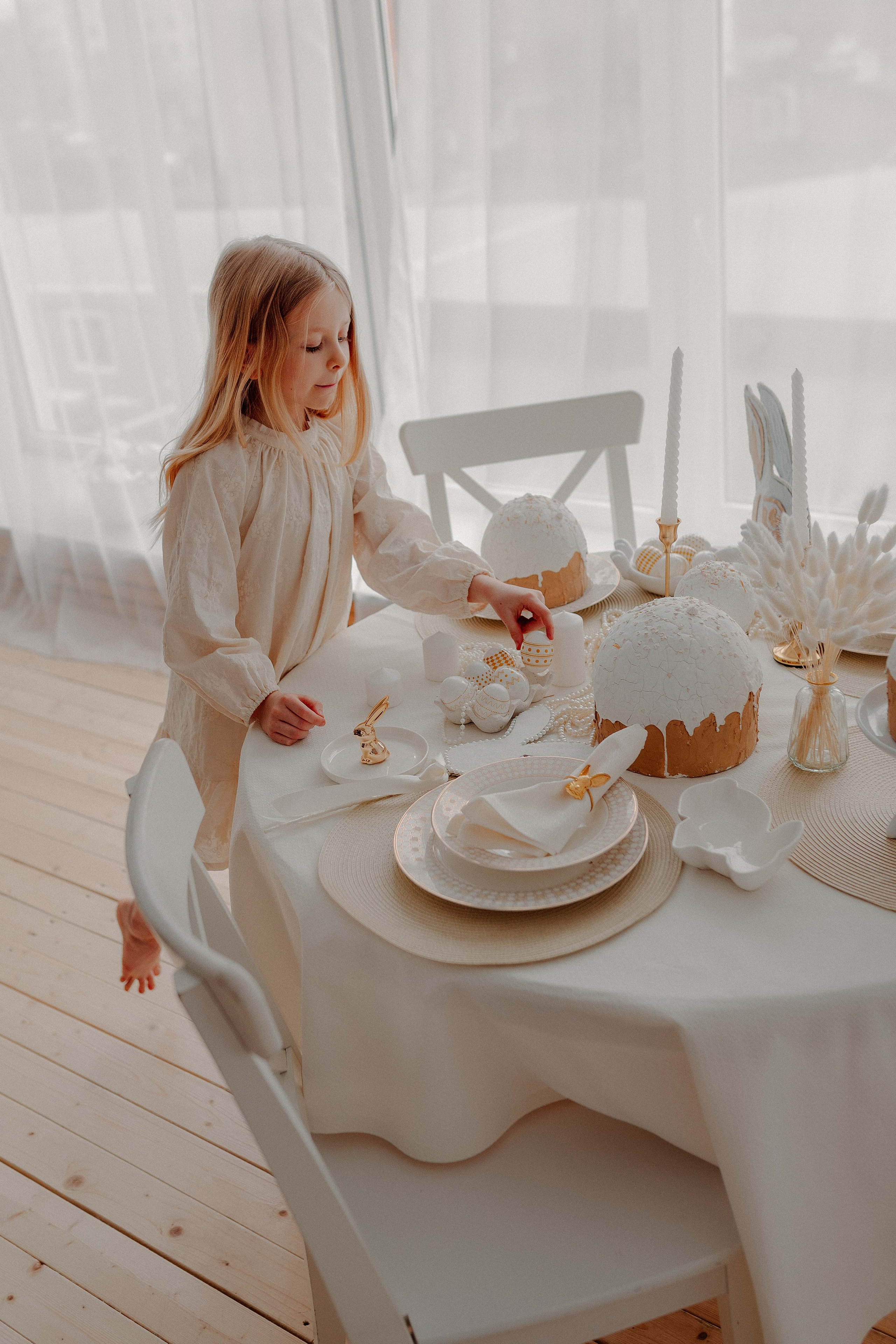 Семейный фотограф спб, фотосессия с зайчатами, фотография ребенка в пасхальном интерьере, фотограф санкт-петербург, детская фотосессия, белый интерьер, пасха, пасхальные яйца, девочка в белом платье, фотосессия с кроликом, куличи, пасха, пасхальное убранство, пасхальный стол