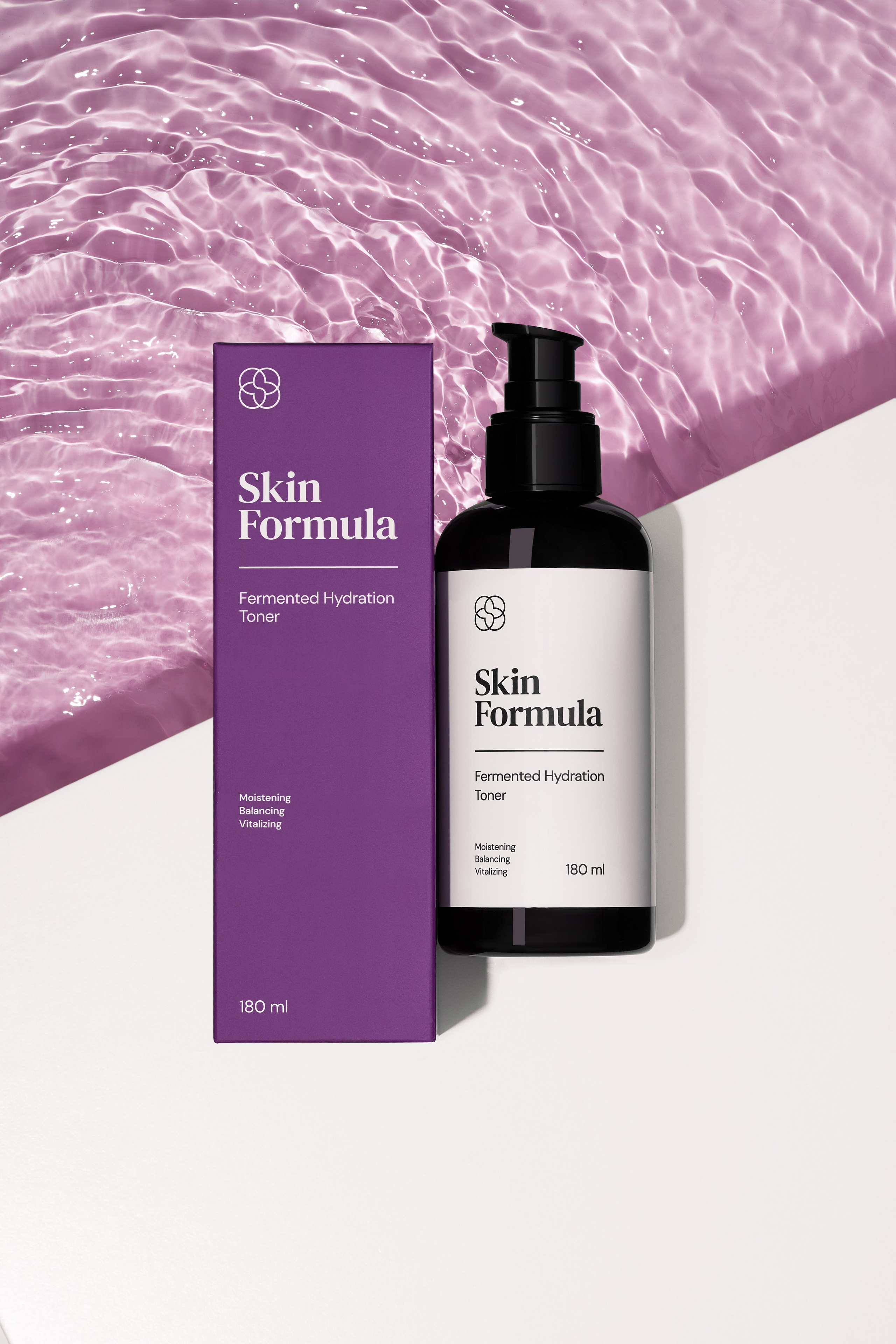 Тоник для лица лежит рядом с коробкой на подиуме над водой