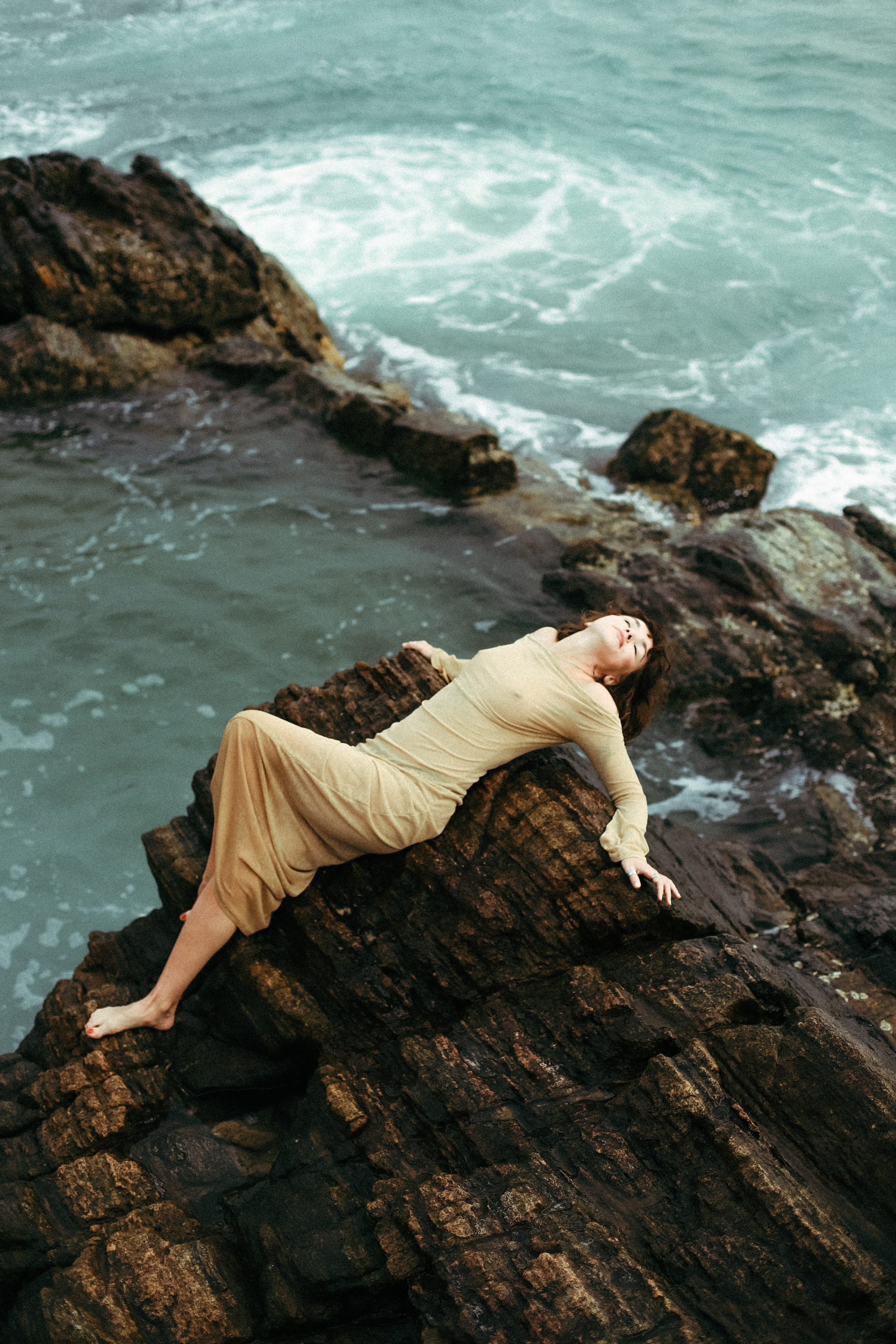 Эстетичные кадры на закате: девушка в прозрачном платье на камнях у отеля Naomi Beach | Нюд-фото. Фотограф на Шри-Ланке