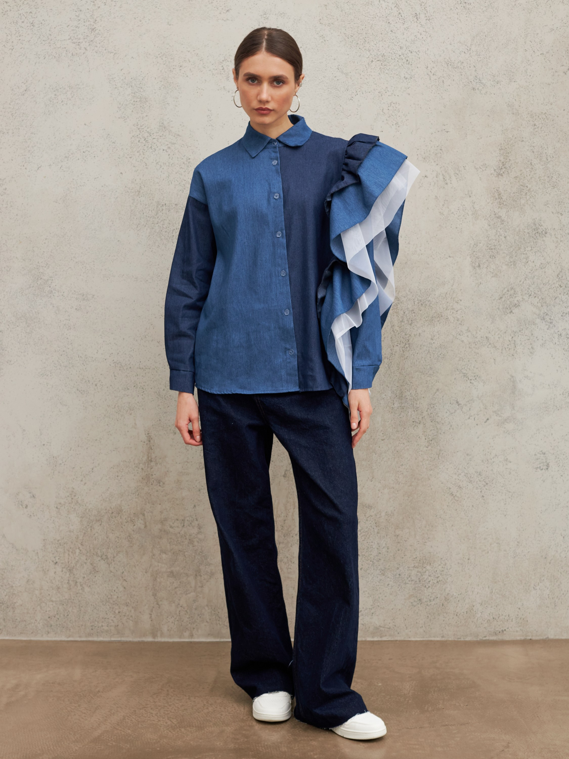 Фотосъемка рубашек с воланами Екатеринбург Wildberries ВБ Ozon Озон фотосессия одежды Екб заказать цена фотосъемка товара WB блузки Екб. Фотограф Екатеринбург Анастасия Жерновская | Маркетплейсы и нейрофото