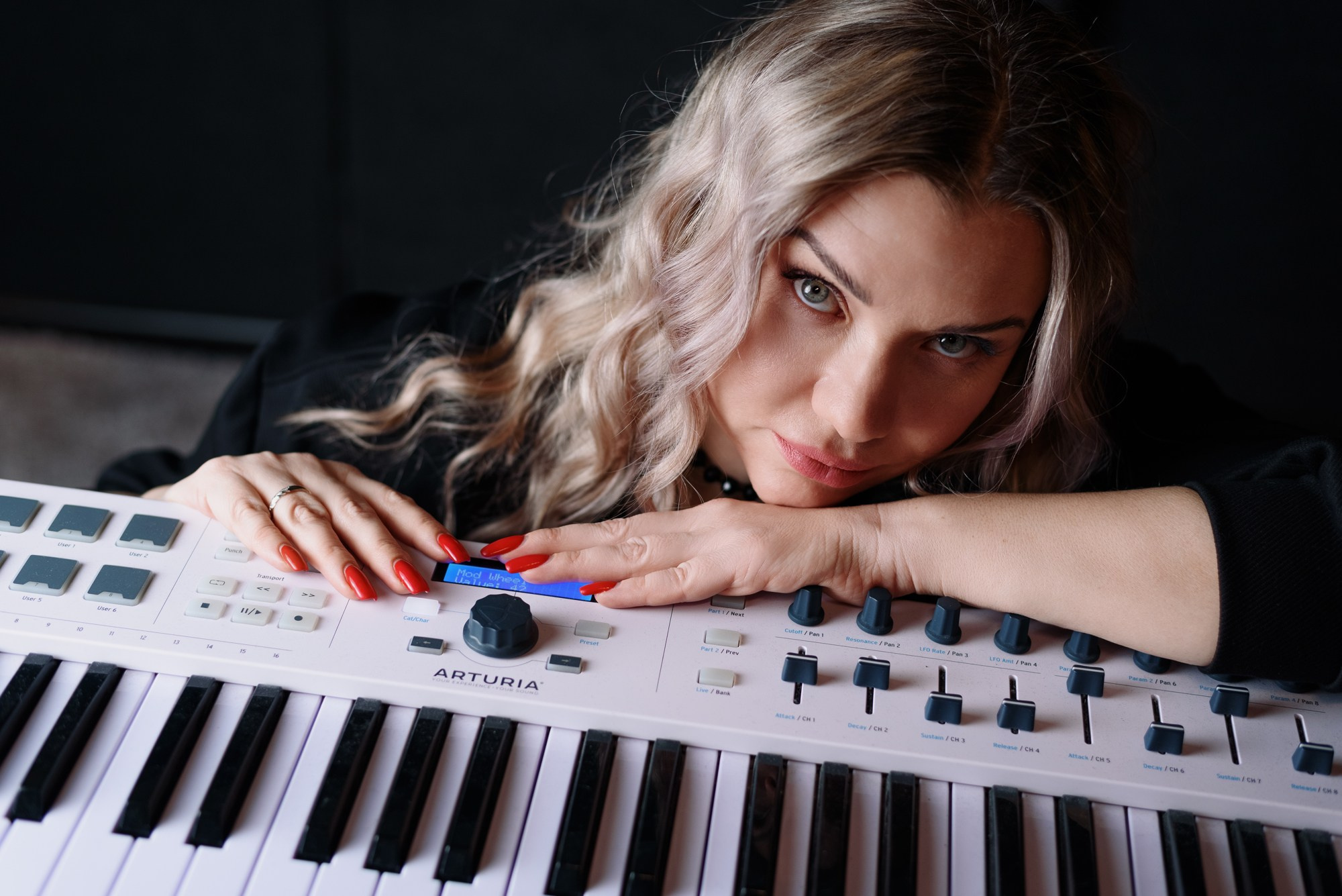 Семейная фотосессия на студии звукозаписи в Тюмени — мама и дочка. Портретный фотограф Тюмень Дарья Мустафина