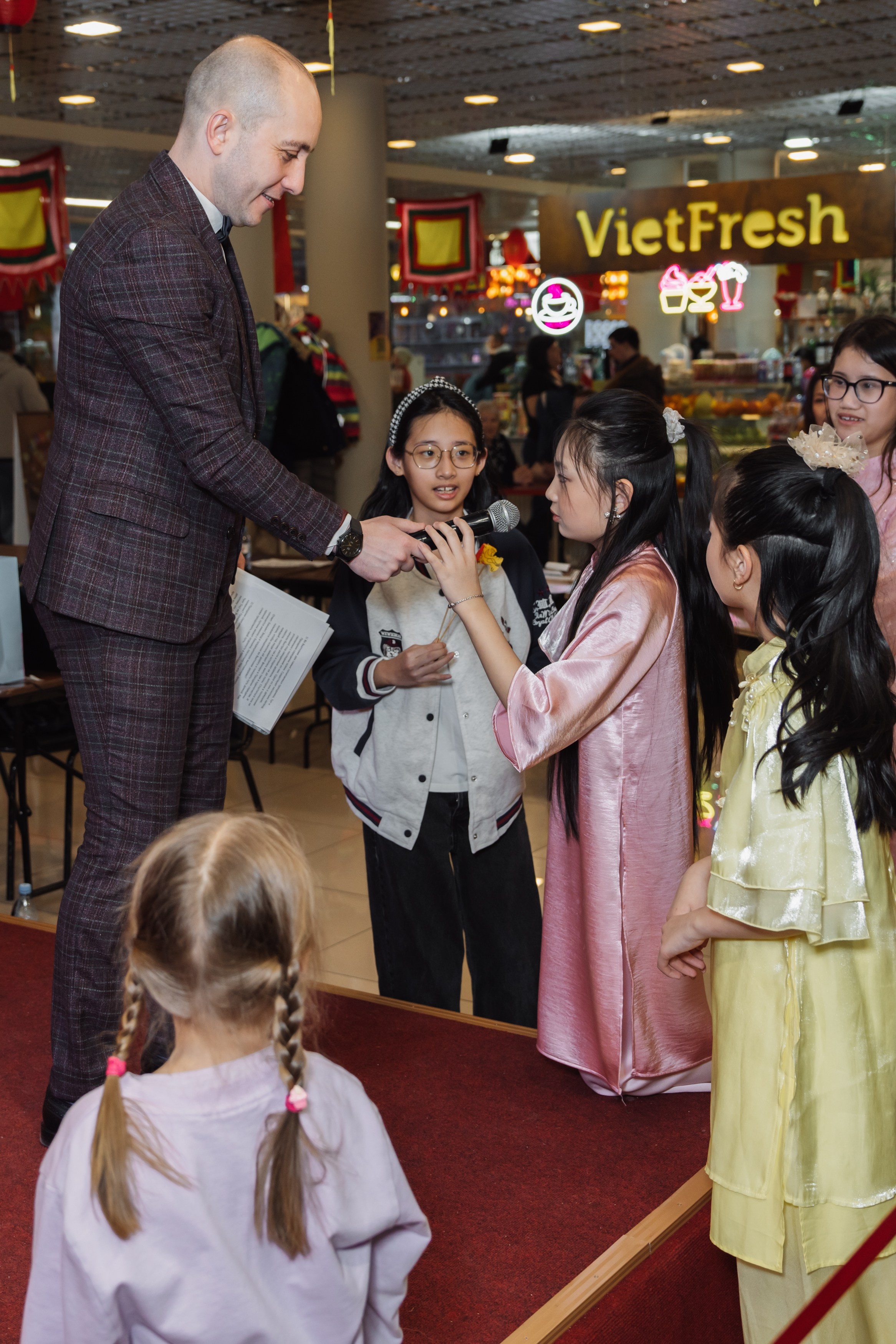 ведущий задаёт вопрос зрителям, викторина