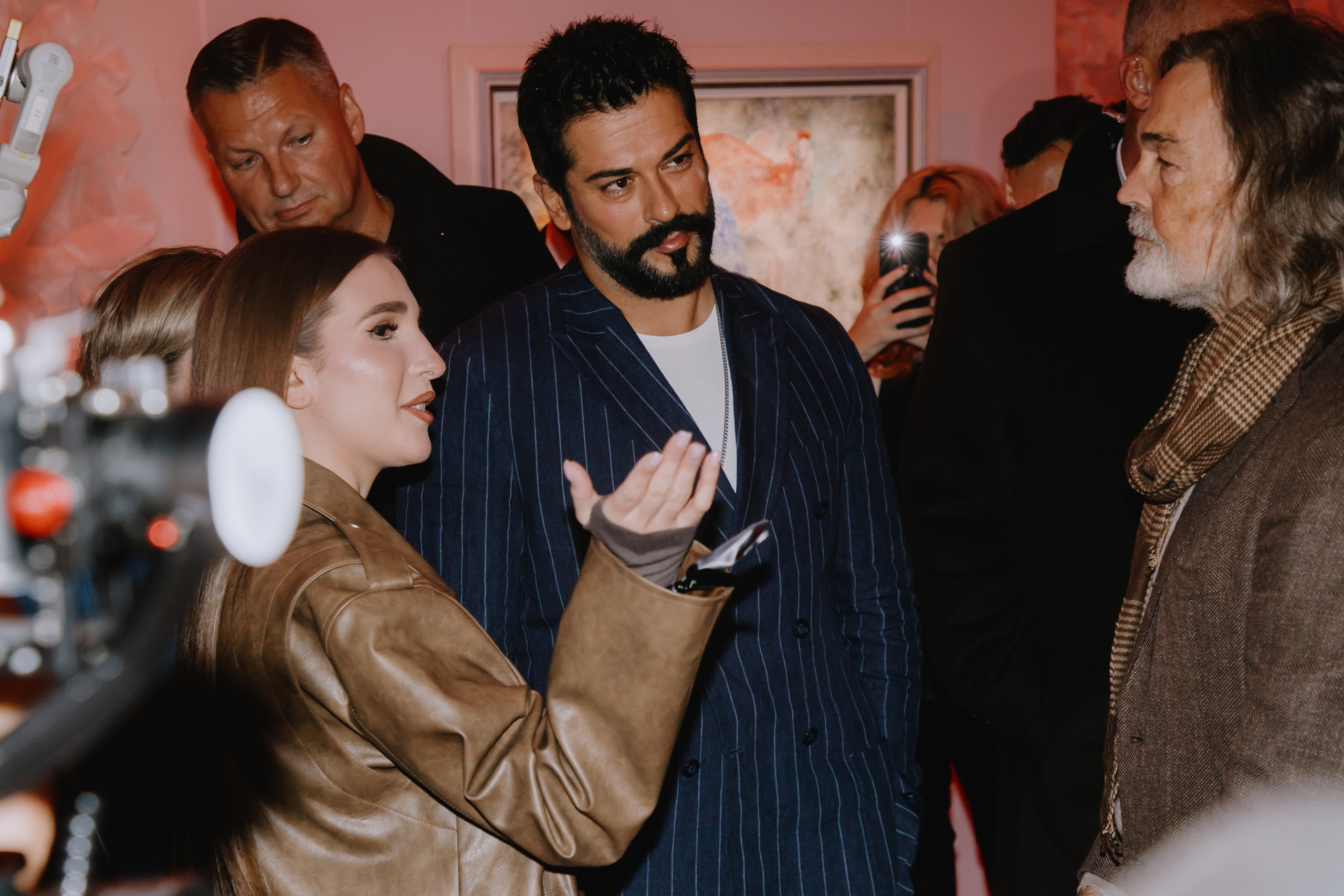 Бурак Озчивит посетил выставку Никаса Сафронова. Фотограф в Москве и Санкт-Петербурге Дарина