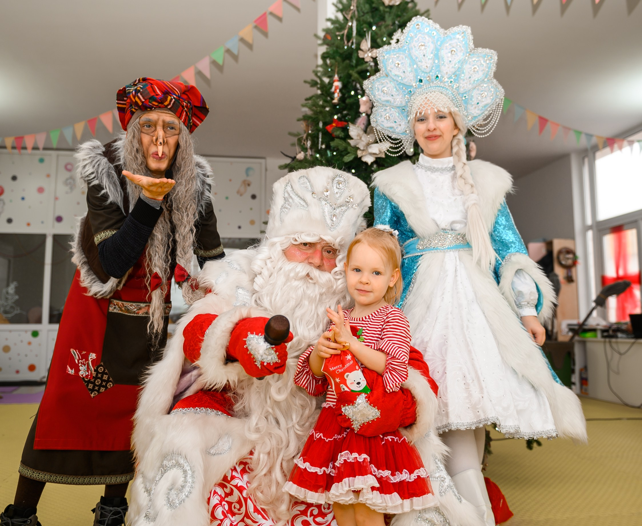 Елка 2025 в детском саду Мишка клуб. Свадебный и семейный фотограф София Невская