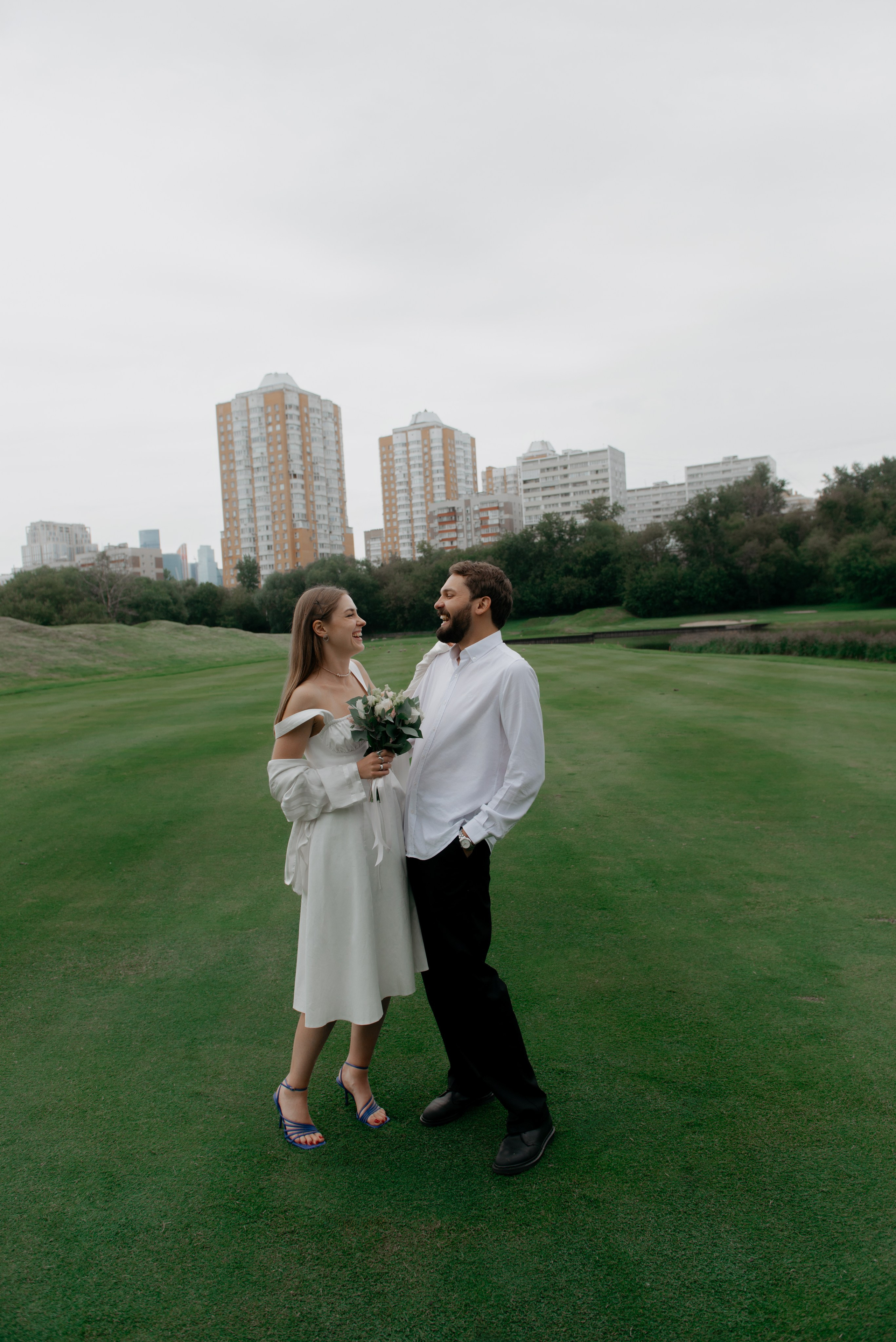 молодожены на гольф поле