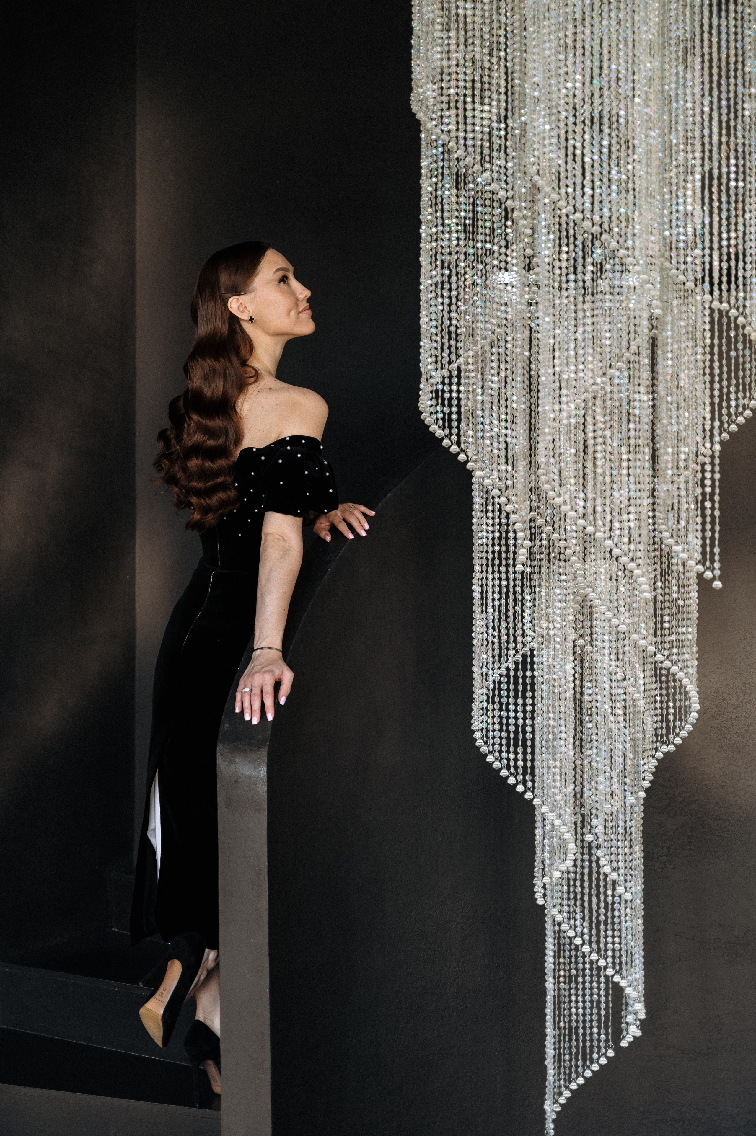 девушка и огромная хрустальная люстра