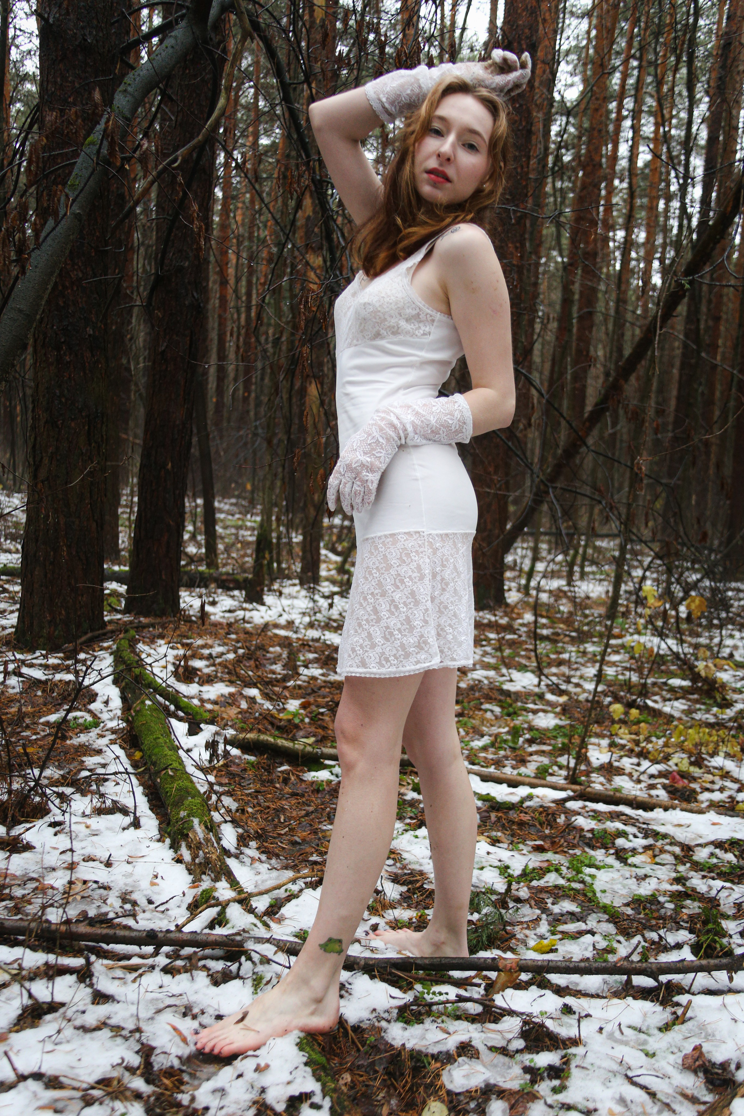 Полина на снегу босиком. Фотограф Пермь. Фотосессия в фотостудии Перми и на свежем воздухе
