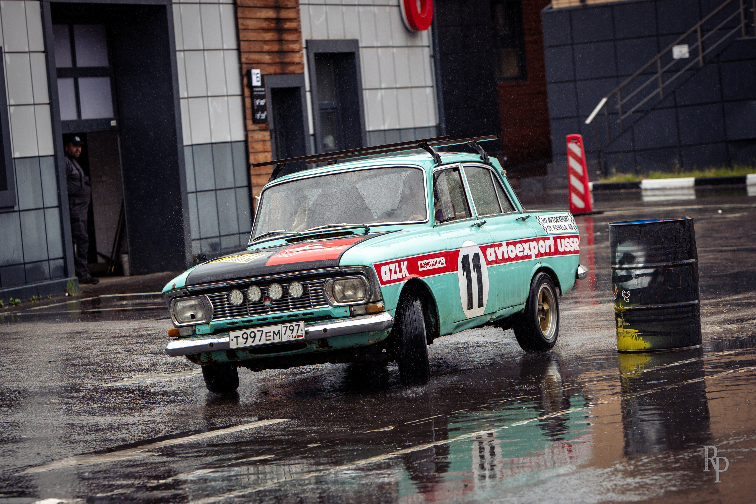 SHOWDOWN. Rusty Photographer