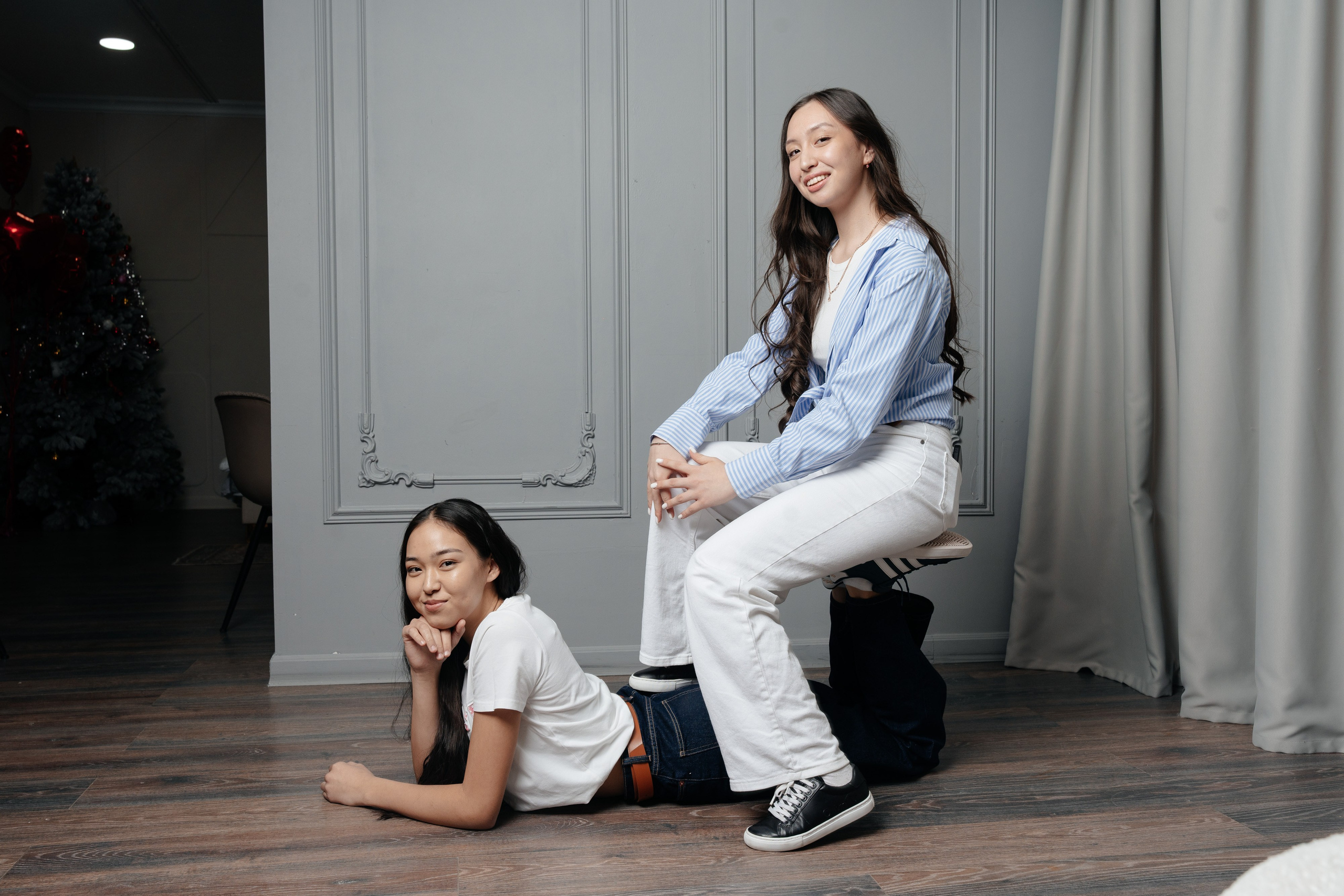 По двое. Выпускные альбомы в Нур-Султане (Астана) и по всему Казахстану