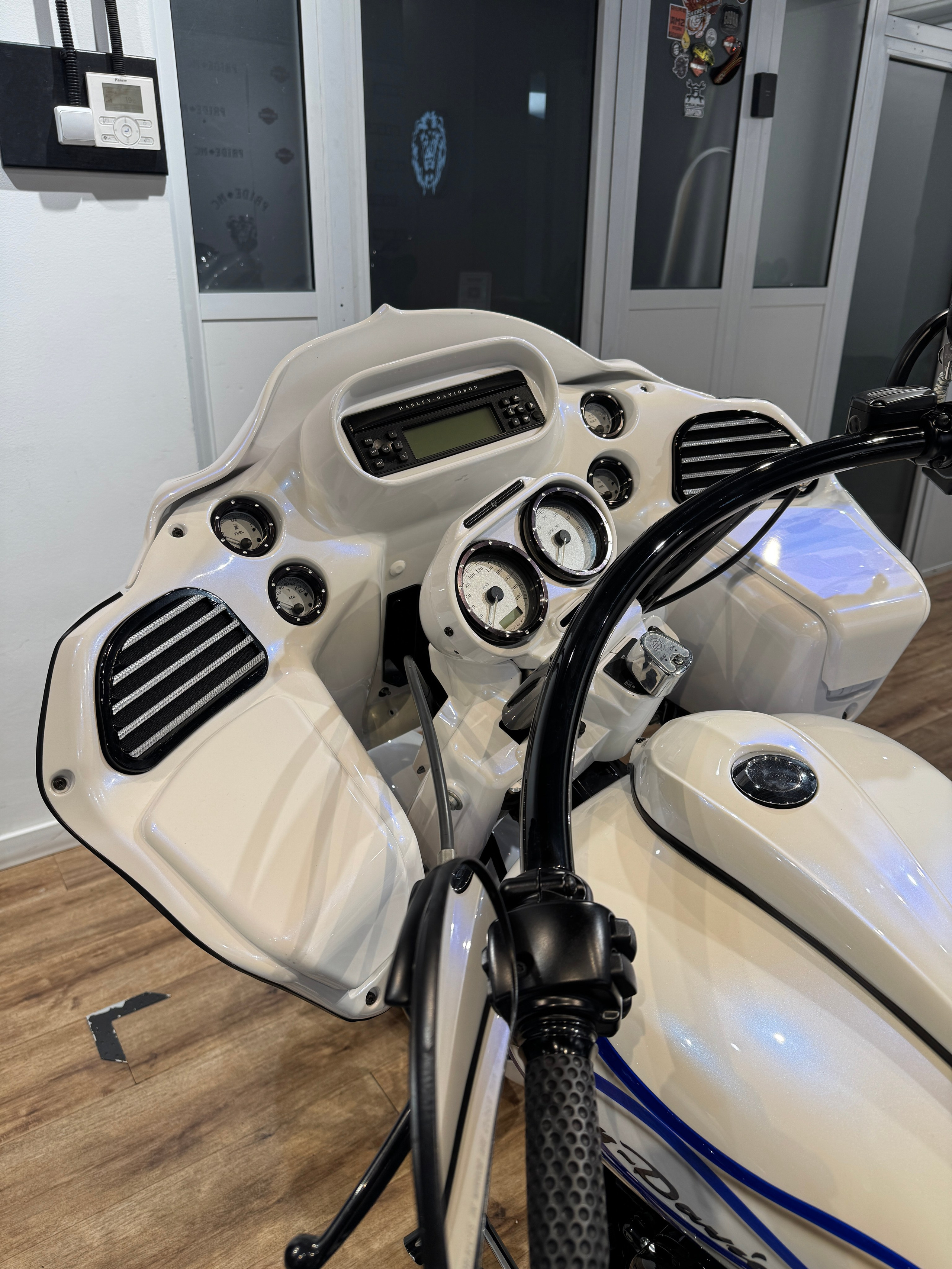 Мотоциклы Harley-Davidson Road Glide 103 White Power (Touring)  — купить мотоцикл. Hello Davidson, Москва. Только хорошие мотоциклы…