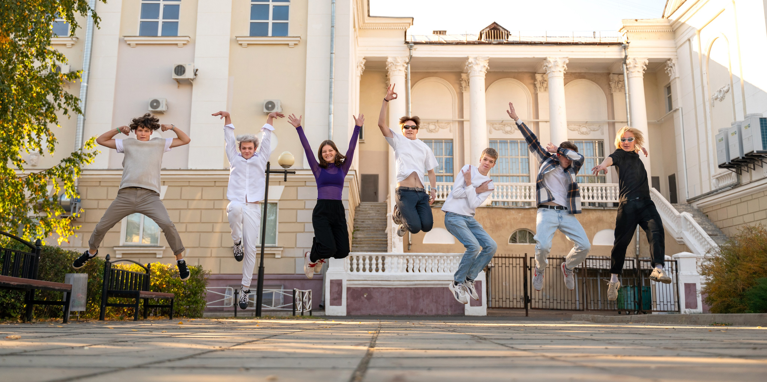 Осенние фотосессии классов в городе для ваших выпускных альбомов. Выпускные альбомы в городе Саров