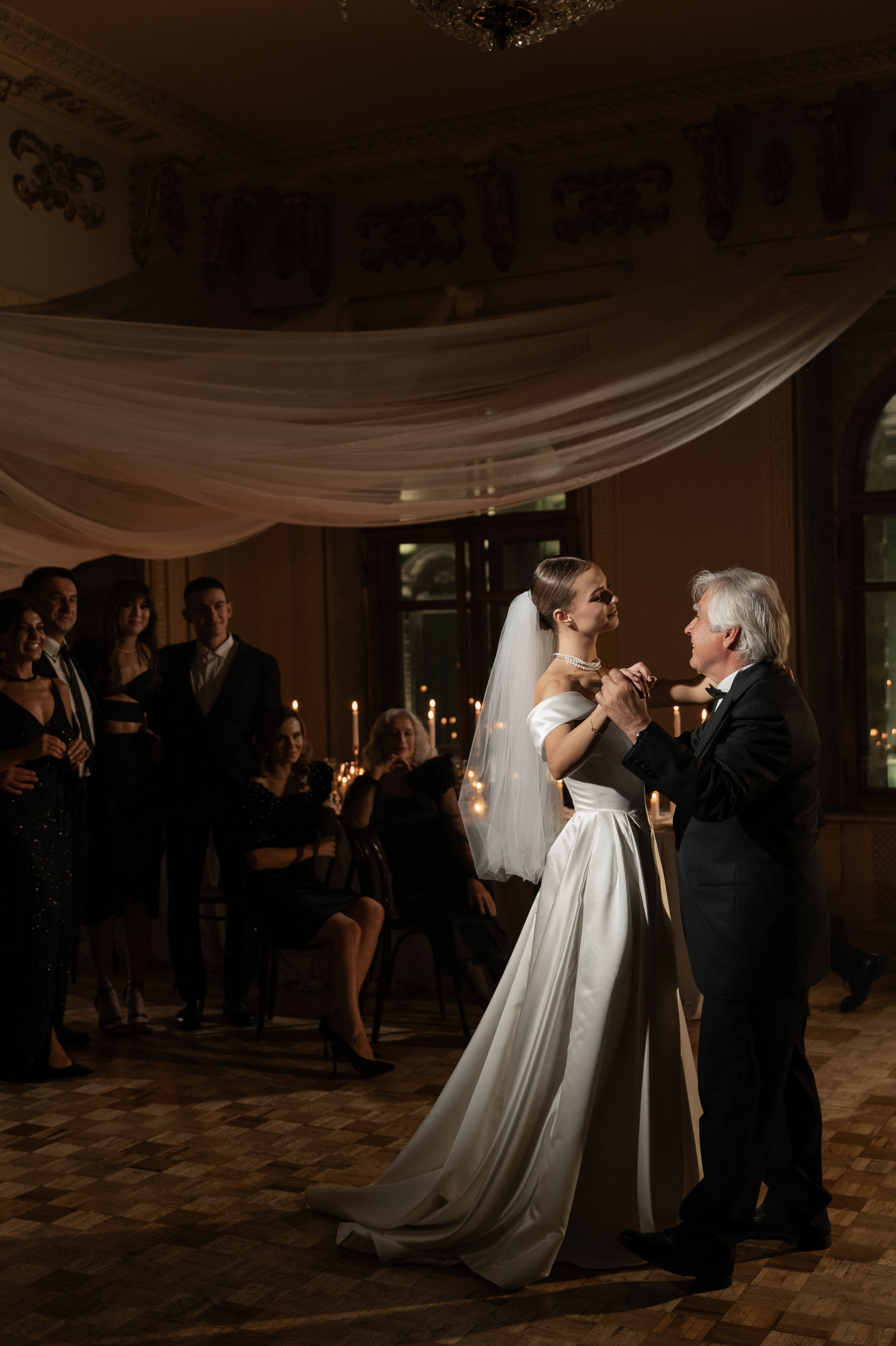 Камерный свадебный ужин при свечах в старинном особняке в фотостудии 21. Kult. Ярослава Ерина — свадебный фотограф в Москве