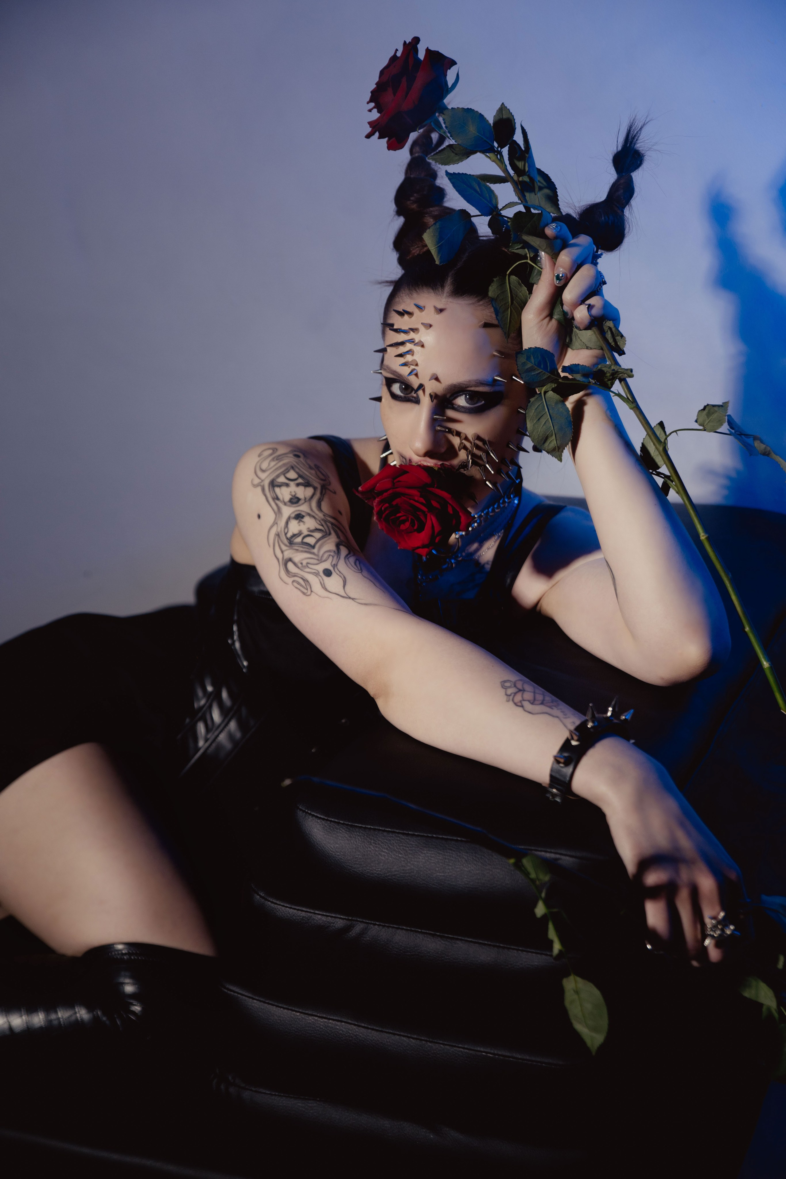 Перед Вами — не просто фотография, а результат невероятного творческого тандема профессионального фотографа и визажиста.  Это арт-работа, в которой гармонично переплелись красота и дерзость, нежность и сила.  Модель, словно ожившая героиня готического романа, украшена изысканным сочетанием шипов и роз.  Виртуозно выполненный макияж подчеркивает драматичность образа, а  умело поставленный свет и композиция фотографии усиливают эмоциональное воздействие.  Каждый шип, каждая роза – деталь тщательно продуманной концепции, которая приковывает взгляд и заставляет задуматься над смыслом скрытой за этим  роскошным, но одновременно опасным, образом.  Эта креативная фотосессия – пример  высокого профессионализма и  смелого экспериментирования с жанром,  результат  внимательной работы над каждой деталью, от макияжа до освещения.  Она доказывает, что  искусство фотографии способно выражать самые сложные и противоречивые эмоции.