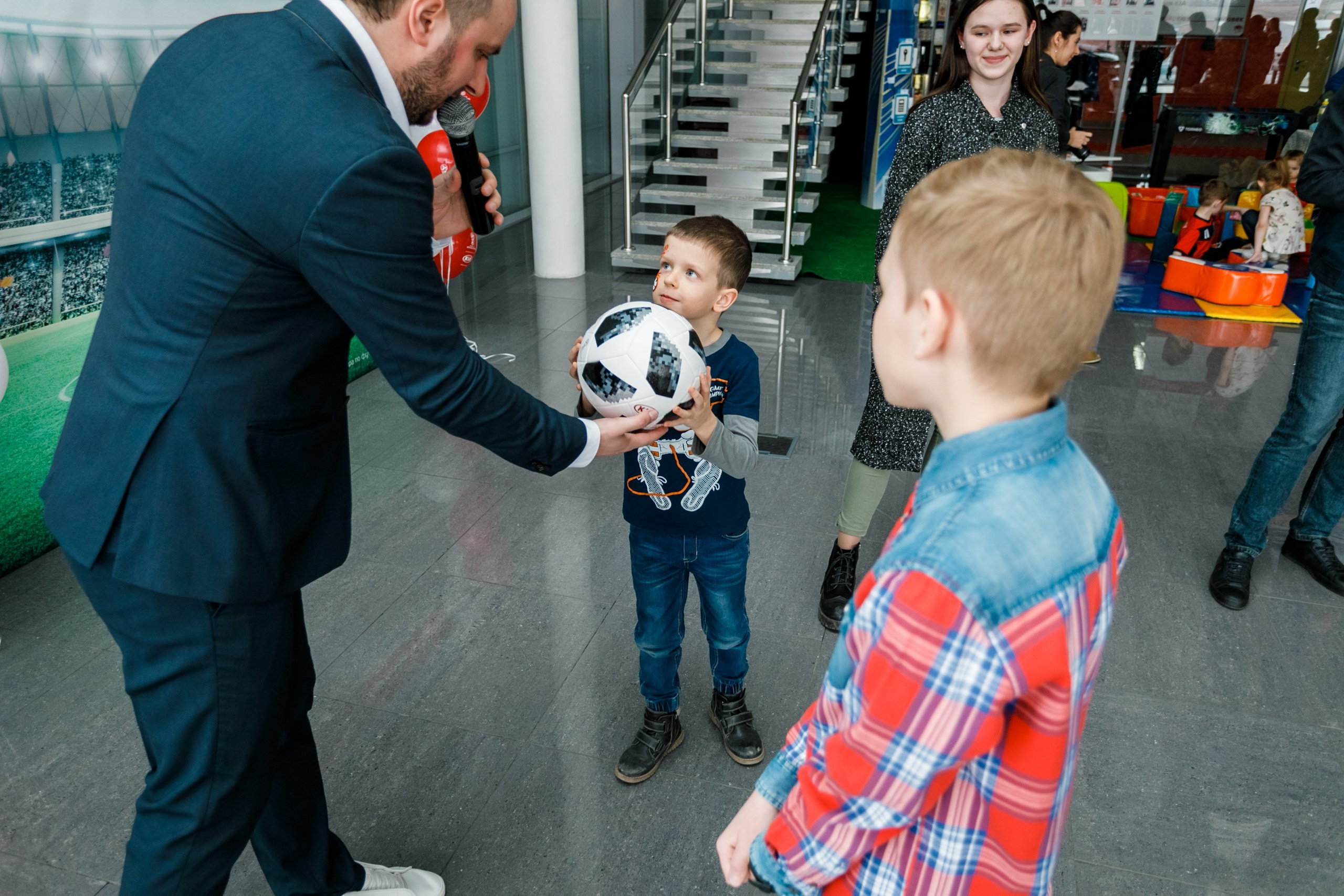 Розыгрыш билетов на ЧМ по футболу FIFA @ Киа Центр. Репортажный фотограф Максим Полянский. Москва, Санкт-Петербург, Красноярск