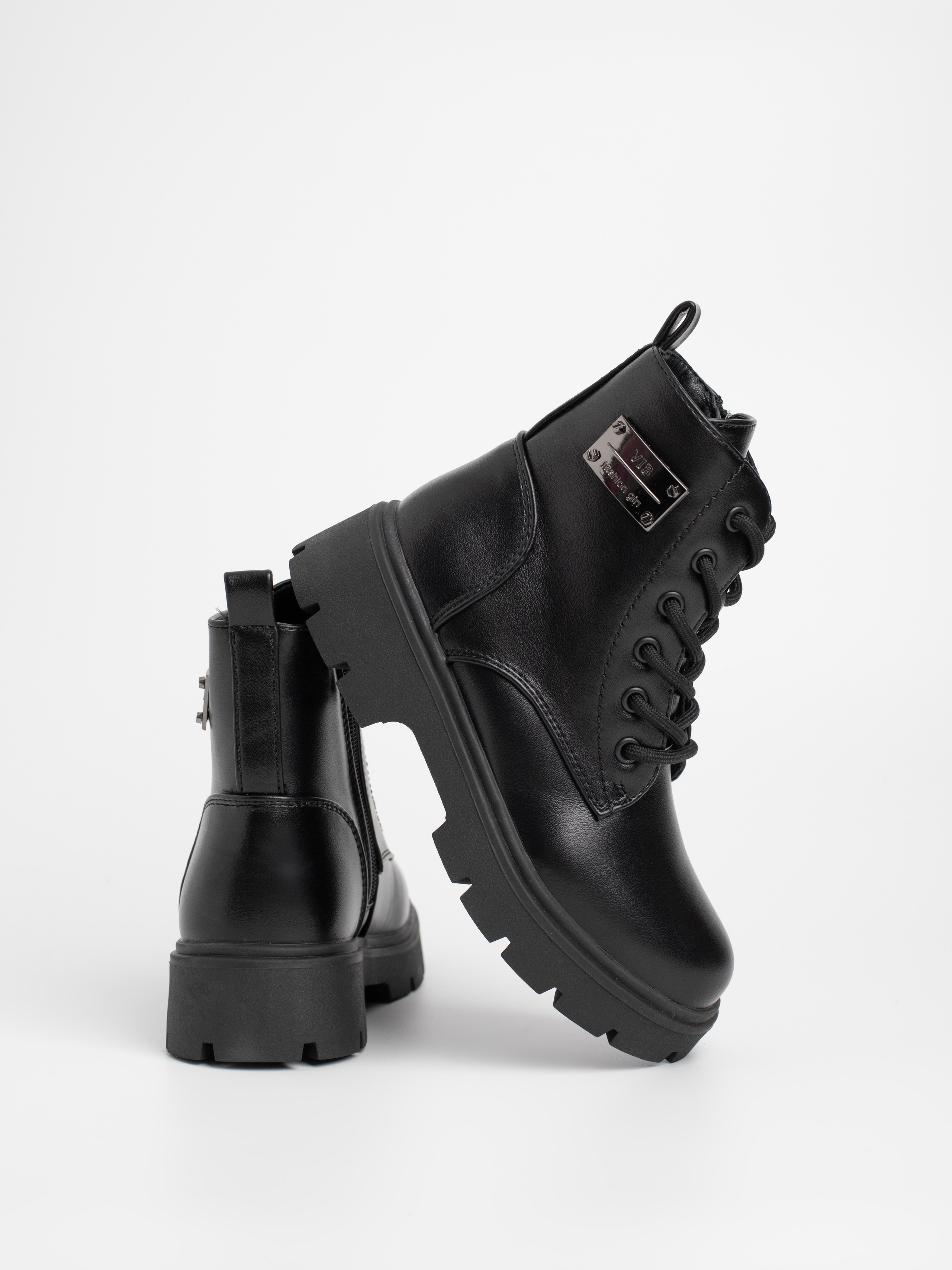 Ботинки для девочки. Фотостудия предметной и модельной съёмки для маркетплейсов