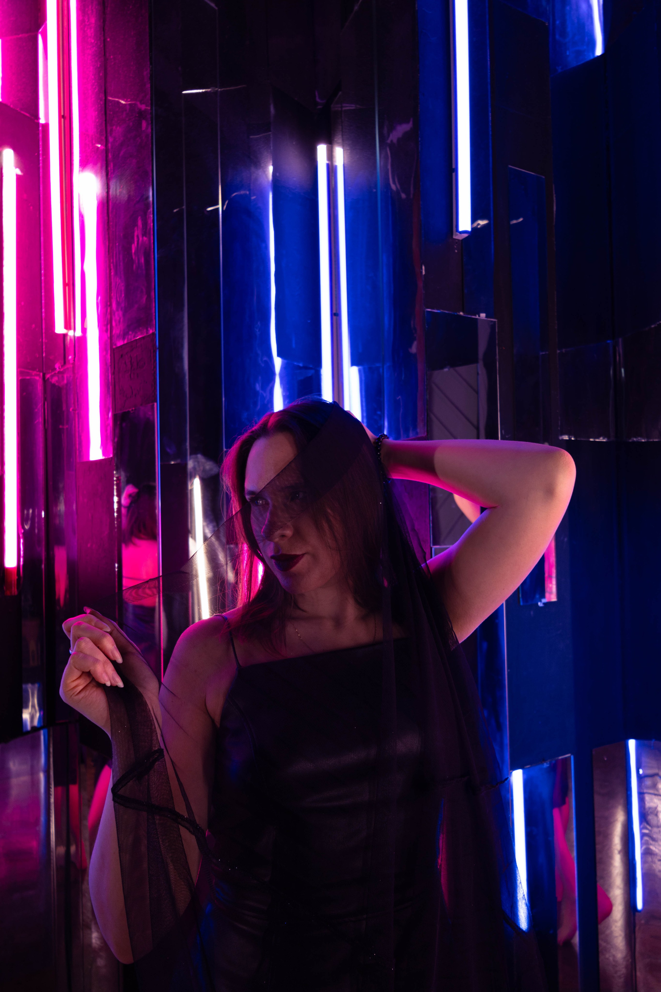 В лучах неона