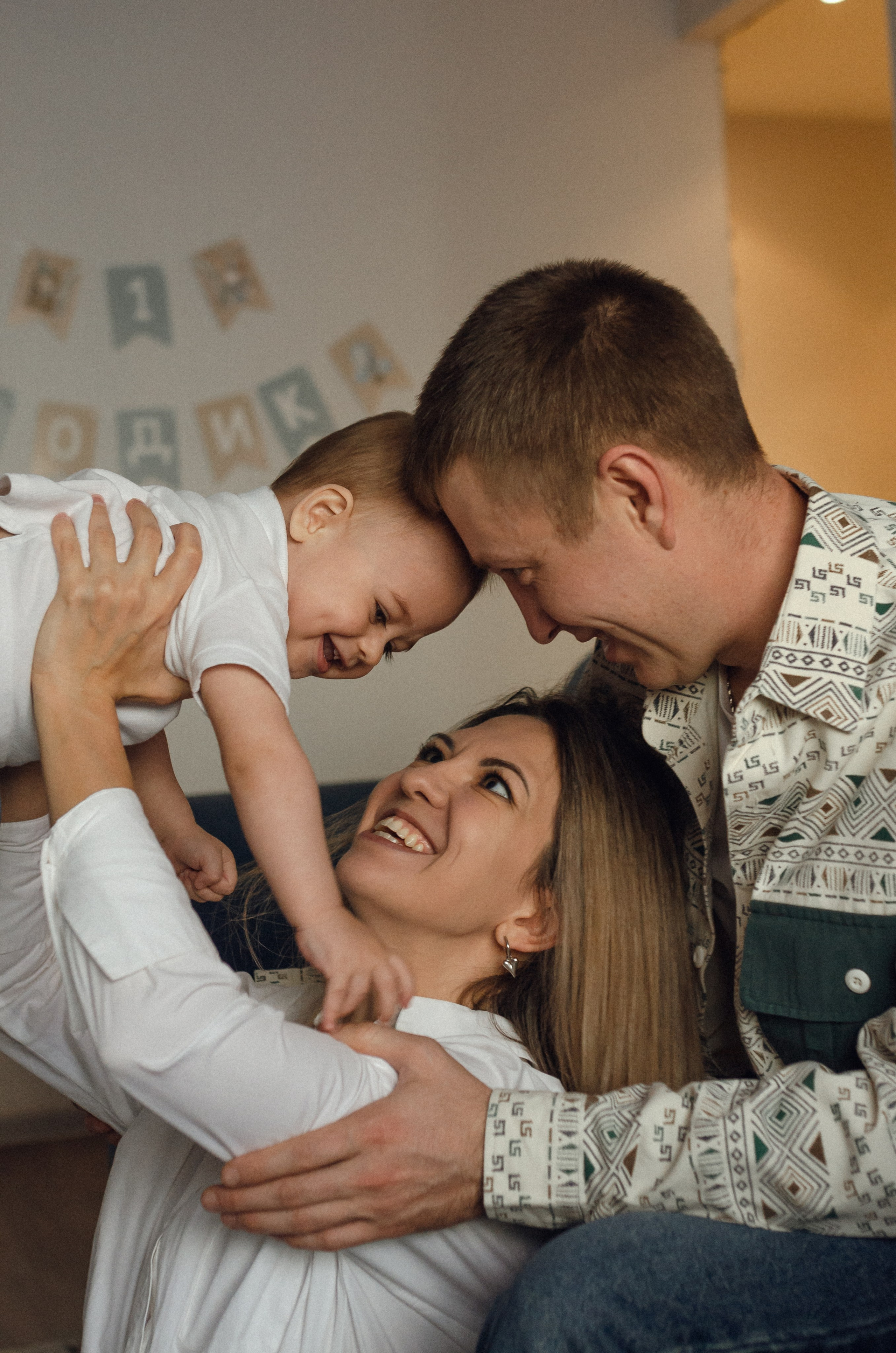 Света, Кирилл и маленький Максим. Семейная домашняя съемка. Семейный фотограф в Барнауле Ирина Ястребова