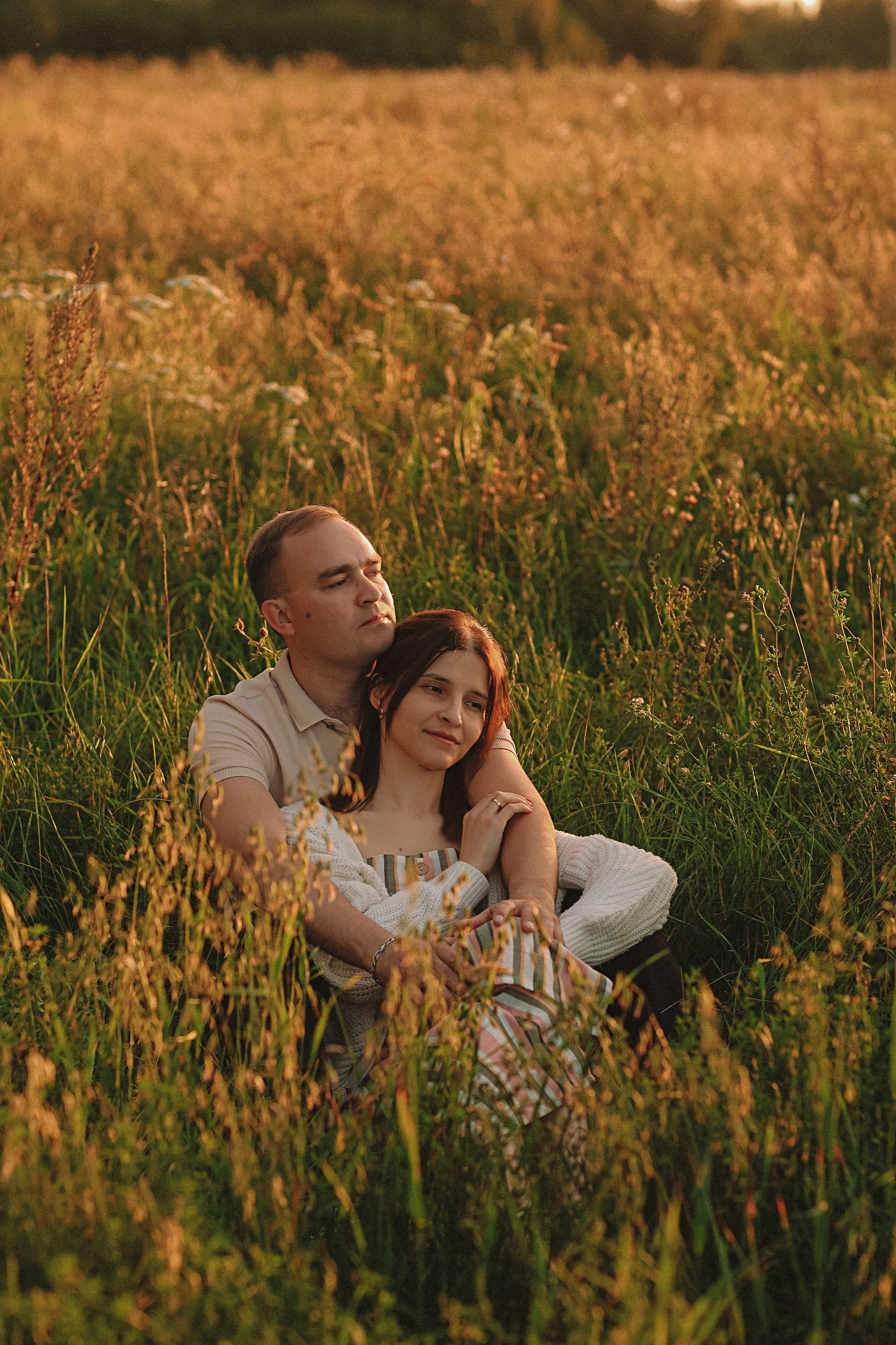 Поле love story на закате. Семейный фотограф Тюмень, фотограф на роды Салмина Мария