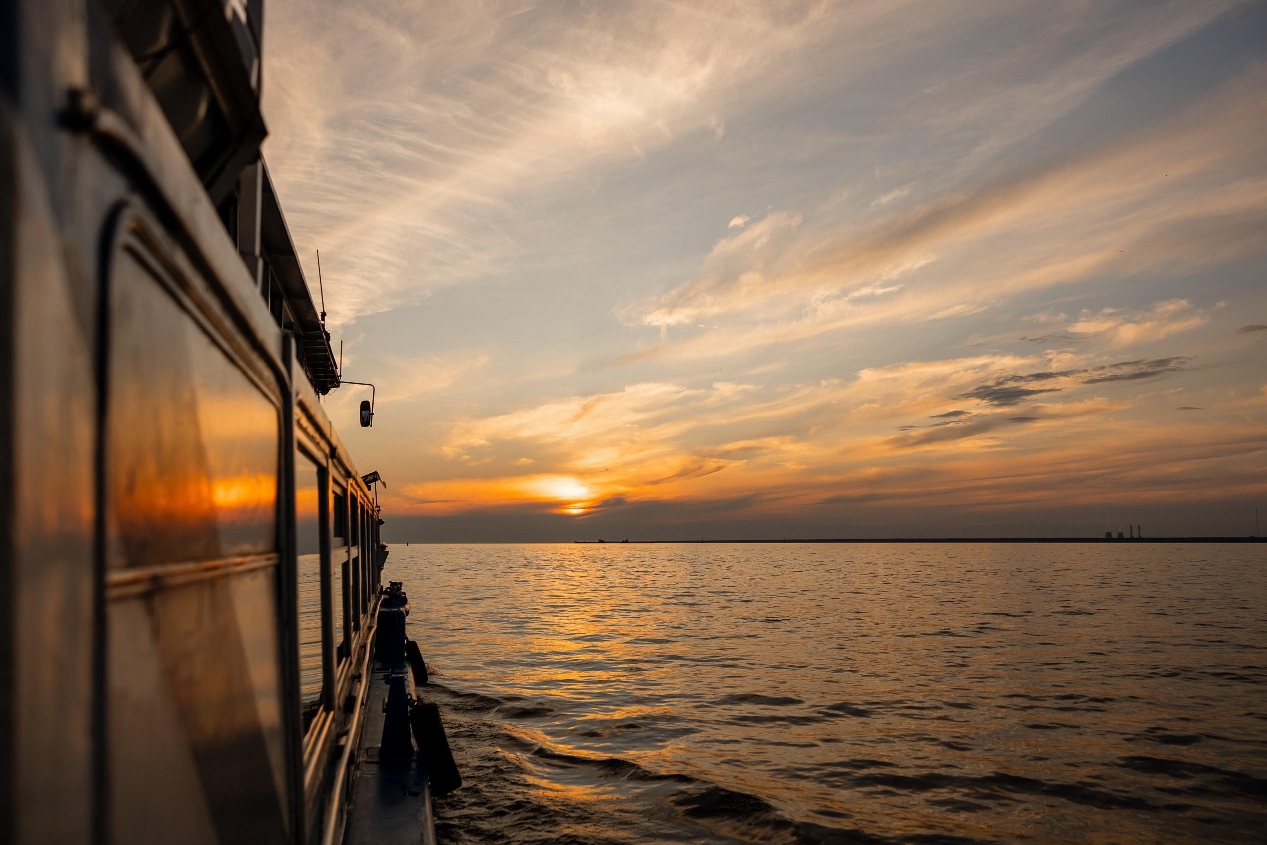 Закат на Финском заливе с борта теплохода